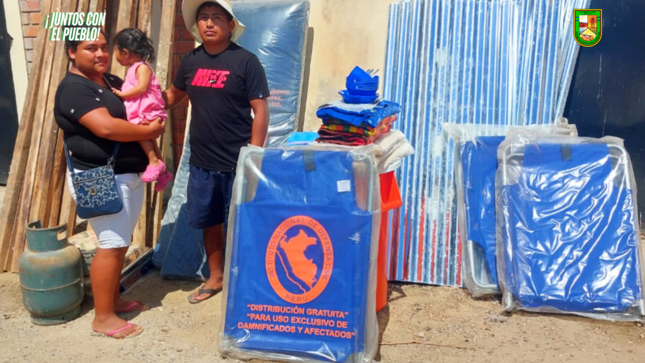 Foto Entregan ayuda a familia afectada por incendio en Cancas 
