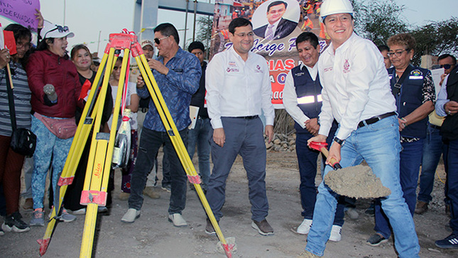 El gobernador regional de Lambayeque Jorge Pérez Flores; acompañado del gerente de energía y minas, Adner Rojas Pérez y el alcalde de Tumán, Julio Gálvez; realizaron el acto de colocación de la primera piedra para dar inicio a una obra de electrificación, que permitirá brindar el servicio de energía eléctrica a más de 95 viviendas, una institución educativa y una caseta de bombeo de agua potable y a un total de 485 beneficiarios del Centro Poblado Morropillo Nuevo, en el distrito de Tumán.