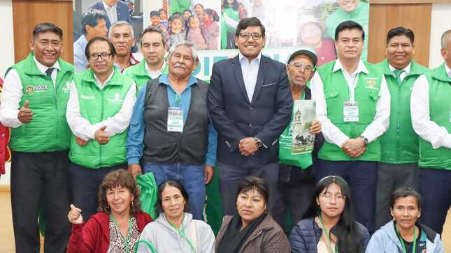 
Este 30 de setiembre en el auditorio de Seguridad Ciudadana, se realizó la II AUDIENCIA PÚBLICA 2024, donde se tuvo la participación de nuestro alcalde Abg. Marco Antonio Anco y la exposición de cada gerente sobre los proyectos que se vienen ejecutando de forma social y material. 
Los avances son significativos, ya que proximamente la Gerencia de Infraestructura Pública ejecutará el mejoramiento de la transitabilidad vial y peatonal en Cerro Buena Vista III. La Gerencia de Servicios a la Ciudad y Gestión Ambiental, continuará con la erradicación de puntos críticos donde se acumulaba basura. La Gerencia de Seguridad Ciudadana a logrado ejecutar en lo va el año fiscal más de 11 mil intervenciones de forma articulada con las Juntas Vecinales y la Policía Nacional del Perú.
Finalmente nuestro alcalde reconoció el arduo trabajo que se debe realizar en los diferentes pueblos de nuestro distrito, unidos en equipo y de la mano con la población solucionando los problemas.