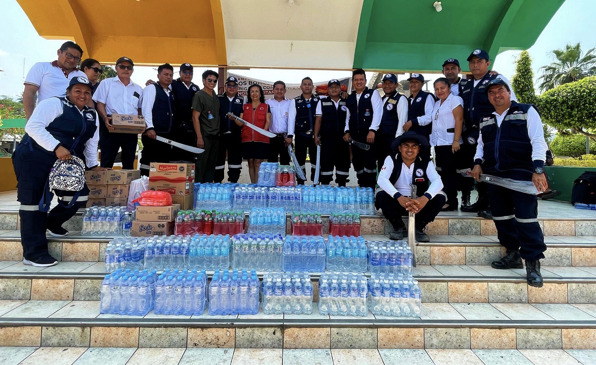 Hoy en la plaza de San José de Sisa, en representación del Sr. Gobernador Walter Grundel Jiménez, la directora de la OGESS BAJO MAYO, Obstetra Gladys Sofía Rodríguez Aspajo, se realizó el lanzamiento oficial de la Campaña regional Los Bomberos y las Brigadas Contraincendios nos necesitan y bajo el lema “Yo no quemo yo protejo” del 23 al 27 de setiembre, de 09:00am a 05:00pm.
Esta actividad es impulsada desde el Gobierno Regional de San Martín, a favor de los bomberos, es con el fin de concientizar a la población y solicitar el apoyo solidario con bebidas como agua, energizantes, machetes, conservas entre otros, que serán útiles para los bomberos durante las contingencias frente a los incendios forestales.