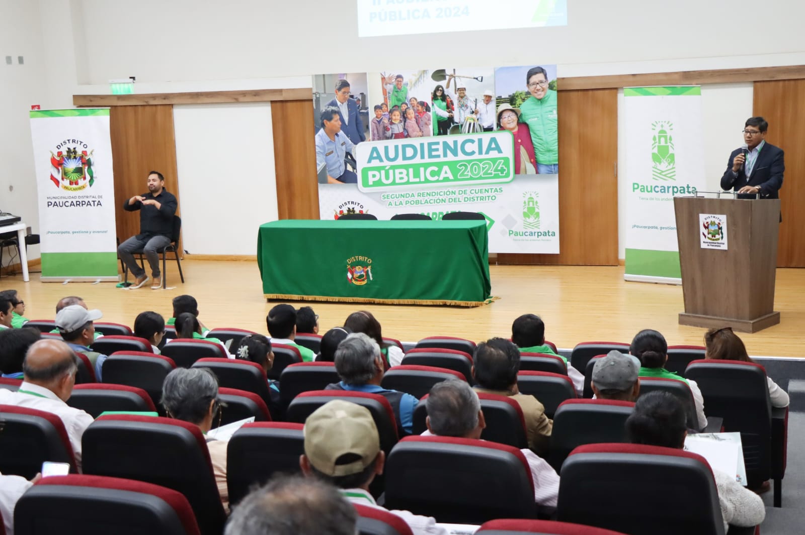 ¡Trascendental! Paucarpata realizó audiencia pública con interprete de señas
Por primera vez en nuestro distrito de Paucarpata, se realizó la segunda audiencia pública con intérpretes de señas, asegurando la inclusión y participación de las personas con discapacidad auditiva. Los intérpretes de señas son Esteban Ramíres y Lorela Alem Ojeda pertenecientes a LARA- Escuela de lengua de Señas, quienes dieron a conocer en todo momento la información expuesta por nuestros gerentes hacia el público presente en el auditorio de Seguridad Ciudadana y virtualmente por nuestras redes sociales.