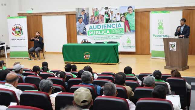¡Trascendental! Paucarpata realizó audiencia pública con  interprete de señas
Por primera vez en nuestro distrito de Paucarpata, se realizó la segunda audiencia pública con intérpretes de señas, asegurando la inclusión y participación de las personas con discapacidad auditiva. Los intérpretes de señas son Esteban Ramíres y Lorela Alem Ojeda pertenecientes a LARA- Escuela de lengua de Señas, quienes dieron a conocer en todo momento la información expuesta por nuestros gerentes hacia el público presente en el auditorio de Seguridad Ciudadana y virtualmente por nuestras redes sociales. 