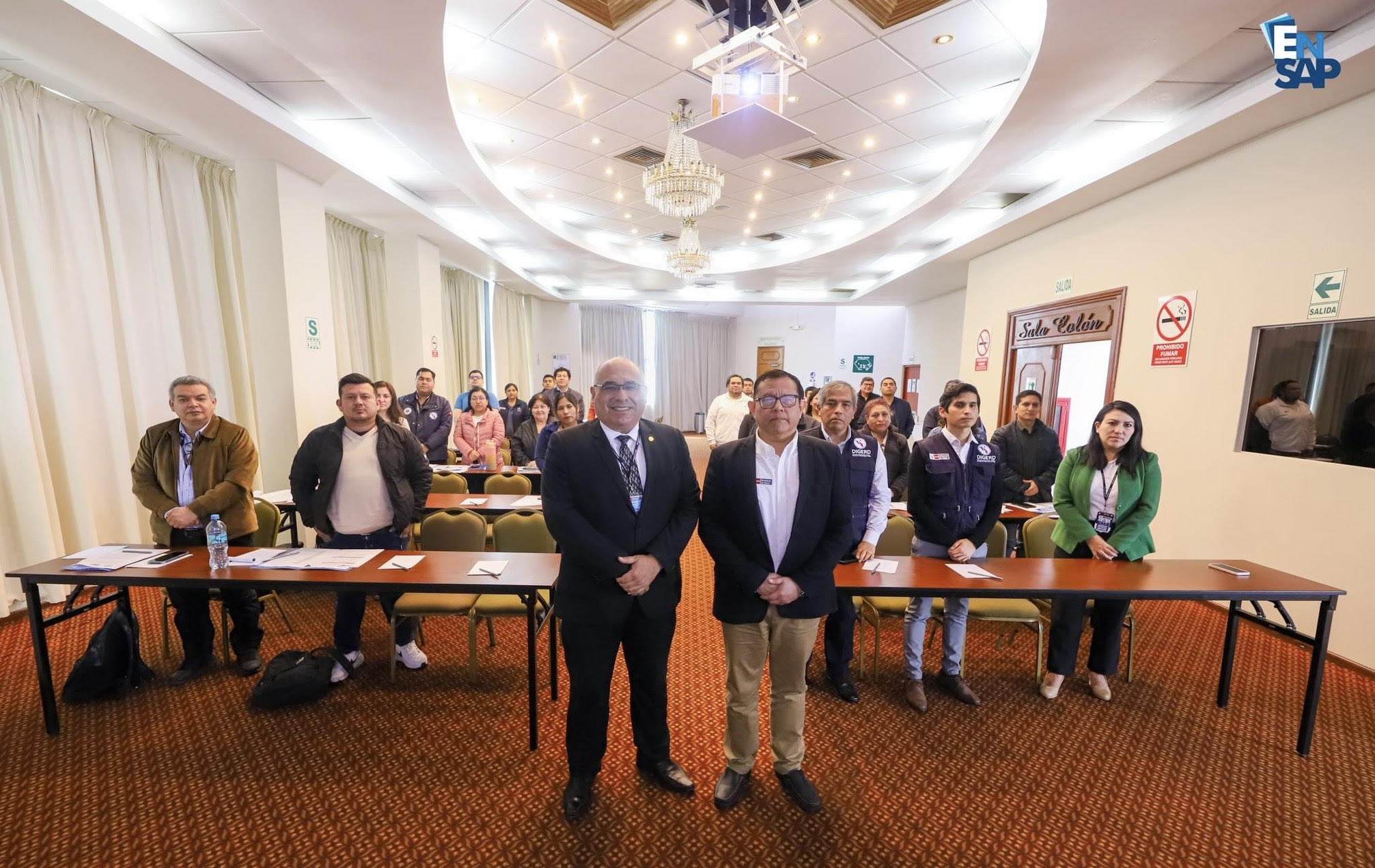 (De izquierda a Derecha) Dr. José Rodolfo Garay Uribe, director general de la ENSAP; Dr. Héctor Quispe Carrascal, Ejecutivo Adjunto I de la Unidad de Gestión del Riesgo de Desastres en Salud de la Dirección de Gestión del Riesgo de Desastres y Defensa Nacional.