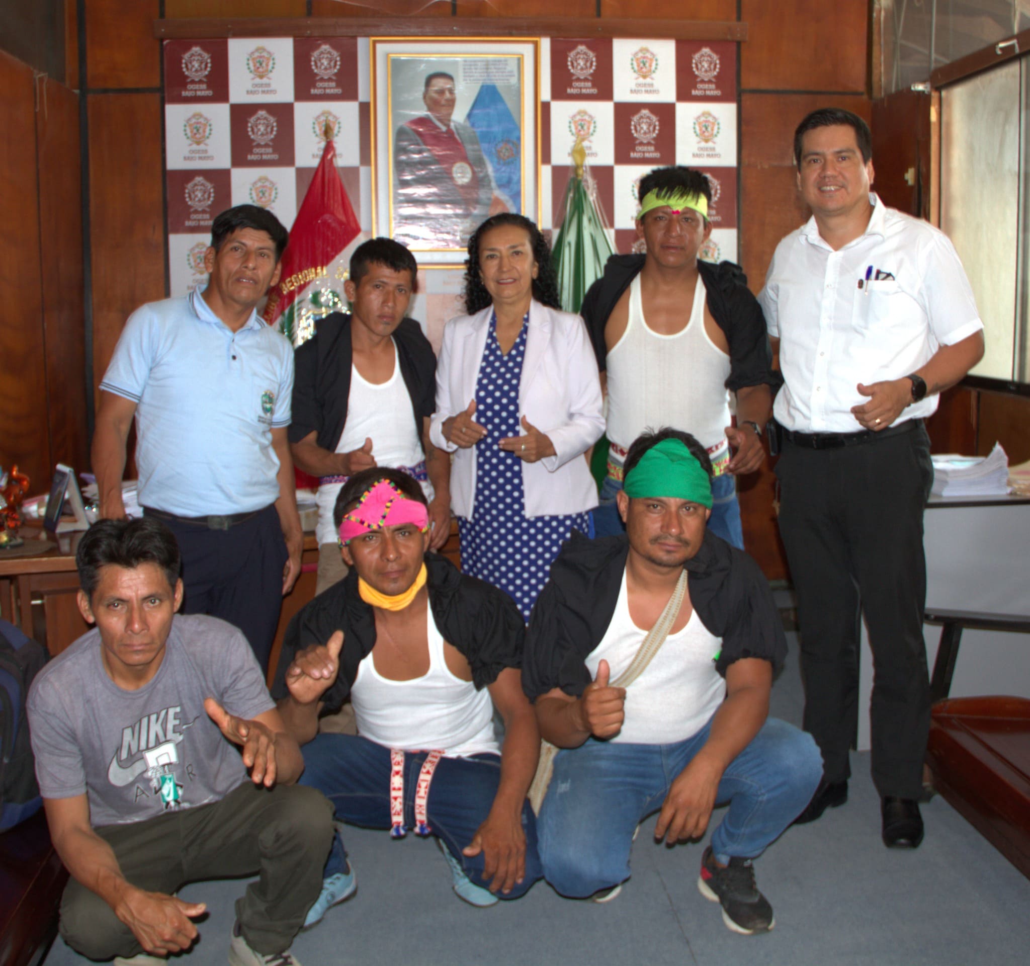 饾悇l 饾悁pu de la Comunidad Chirikyacu Sr Lloy Romero Sangama y comitiva, visitaron a la Direcci贸n de la Ogess Bajo Mayo, para solicitar espec铆ficamente, que la atenci贸n en el puesto de salud sea mucho m谩s eficiente.
La directora por su parte coordino en forma directa con el representante de la Comunidad Nativa de Chirikyacu y llegaron a un acuerdo de elaborar un convenio para contratar un t茅cnico de enfermer铆a, concluyendo la reuni贸n exitosamente; ya que a partir de octubre est谩 comunidad Nativa tendr谩 la atenci贸n en salud en dos turnos ma帽ana y tarde, garantizando de esta manera una mejor atenci贸n en salud a la poblaci贸n.