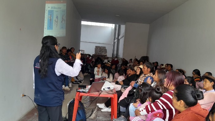 ONPE en Huancayo realiza sesión educativa con mujeres del Programa del Vaso de Leche