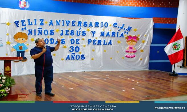 🎉 La Cuna Jardín Municipal "Niños, Jesús y María" celebró con entusiasmo sus bodas de perla, conmemorando 30 años de servicio educativo a la comunidad. Durante la celebración, se llevaron a cabo diversas actividades, como un animado pasacalle y una actuación conjunta de alumnos, docentes y padres de familia.
💫 El compromiso y la dedicación del personal de la institución hacia los niños y niñas de 1 a 5 años son fundamentales para brindar una visión de futuro. Más allá de enseñar las competencias del currículo nacional, se promueve una educación en valores que busca formar niños y niñas felices y capaces de enfrentar el mundo.
🏫 Creada para ofrecer educación a los hijos de padres ambulantes, comerciantes y trabajadores municipales, la Cuna Jardín Municipal "Niños, Jesús y María" continúa brindando un servicio educativo integral que beneficia a la niñez cajamarquina.
✨ ¡Con Joaquin Ramirez, Cajamarca Renace!