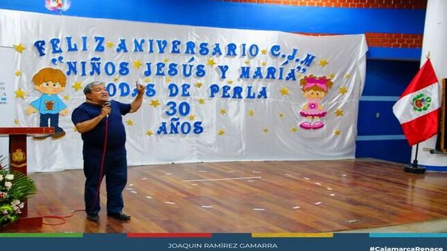 🎉 La Cuna Jardín Municipal "Niños, Jesús y María" celebró con entusiasmo sus bodas de perla, conmemorando 30 años de servicio educativo a la comunidad. Durante la celebración, se llevaron a cabo diversas actividades, como un animado pasacalle y una actuación conjunta de alumnos, docentes y padres de familia.
💫 El compromiso y la dedicación del personal de la institución hacia los niños y niñas de 1 a 5 años son fundamentales para brindar una visión de futuro. Más allá de enseñar las competencias del currículo nacional, se promueve una educación en valores que busca formar niños y niñas felices y capaces de enfrentar el mundo.
🏫 Creada para ofrecer educación a los hijos de padres ambulantes, comerciantes y trabajadores municipales, la Cuna Jardín Municipal "Niños, Jesús y María" continúa brindando un servicio educativo integral que beneficia a la niñez cajamarquina.
✨ ¡Con Joaquin Ramirez, Cajamarca Renace!
