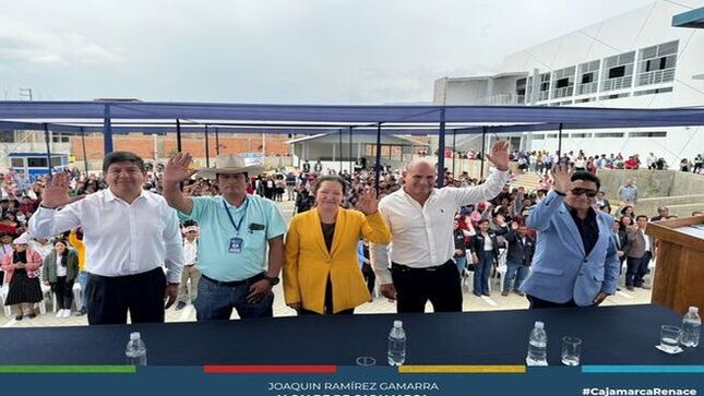 👨El alcalde provincial de Cajamarca Joaquin Ramírez Gamarra inauguró el Mercado Zonal Sur, tras más de 9 años de abandono. Esta moderna infraestructura, beneficiará a cientos de comerciantes que antes operaban en la informalidad.
🏪El nuevo mercado cuenta con 292 puestos distribuidos en diversos rubros, diseñados para garantizar la comodidad y salubridad tanto para los comerciantes como para los consumidores. Esta iniciativa reafirma el compromiso de la actual gestión municipal en promover el desarrollo económico y mejorar las condiciones laborales de los cajamarquinos.
🤝La formalización de los comerciantes y la modernización de las instalaciones contribuirán a dinamizar la economía local y mejorar la calidad de vida de los comerciantes. 
💪¡Con Joaquin Ramírez, Cajamarca Renace!