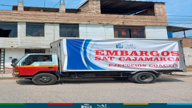 💰 La Municipalidad Provincial de Cajamarca, en colaboración con la Policía Nacional del Perú, Serenazgo y personal del SAT Cajamarca, llevó a cabo un operativo de embargo en condición de extracción de bienes a personas que mantienen deudas por impuestos prediales y arbitrios municipales. Estos ciudadanos, a pesar de haber sido notificados en múltiples ocasiones, no han regularizado sus pagos, lo que ha llevado a iniciar un procedimiento de ejecución coactiva.
🙏 La ejecutora coactiva del SAT Cajamarca, Lizet Ángulo, destacó la importancia de estos operativos continuos, con el propósito de concientizar a la población sobre la relevancia de cumplir con sus obligaciones tributarias y evitar así la posibilidad de embargos de bienes.
✨ ¡Con Joaquin Ramirez, Cajamarca Renace!