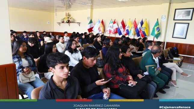 ✅La Municipalidad Provincial de Cajamarca, a través del Programa Municipal Educca, brindó su soporte técnico en la reciente presentación de proyectos ambientales elaborados por los Promotores Ambientales Juveniles  de la Facultad de Derecho de la Universidad Nacional de Cajamarca . Este evento se llevó a cabo en el auditorio de la facultad, donde se destacó el compromiso de los jóvenes con la causa ambiental.
✔La actividad contó con la presencia de importantes autoridades académicas, como la Mg. Liliana Lezama Oribe, responsable del Programa Municipal EDUCCA; el Dr. Julio Villanueva Pastor, Decano de la Facultad de Derecho; y el Mg. Urías Mostacero Díaz, docente del curso de Derecho Ambiental. Su participación subrayó la relevancia de la colaboración interinstitucional en la promoción de la conciencia ambiental.
✅A través de esta colaboración entre la Municipalidad Provincial de Cajamarca y la UNC, se busca que estos proyectos no solo queden en el papel, sino que se concreten en acciones efectivas que contribuyan a una mayor conciencia ambiental en la comunidad. La unión de esfuerzos es fundamental para enfrentar los retos que nos presenta la crisis climática y garantizar un futuro sostenible para las próximas generaciones.