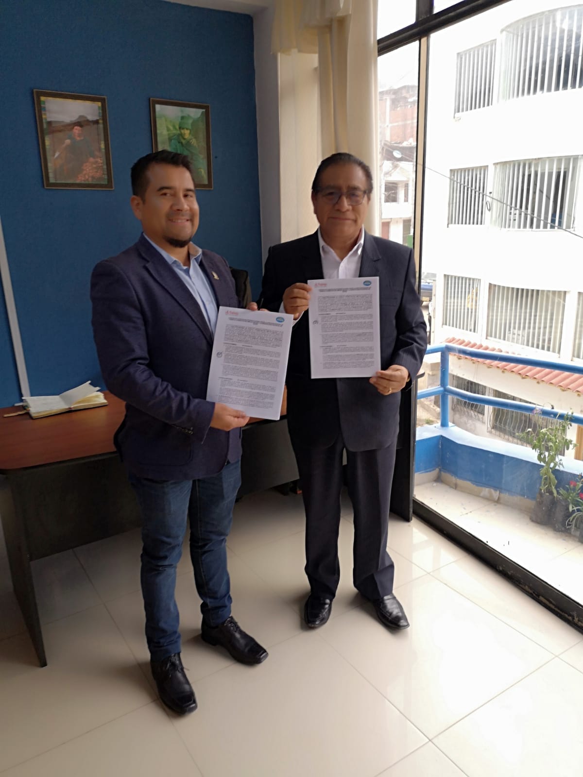 💠¡Por más empleo en Sihuas! 📢
La Municipalidad Provincial de Sihuas se complace en anunciar que hemos firmado un importante convenio de cooperación interinstitucional con la Dirección Regional de Trabajo y Promoción del Empleo de Ancash. Este acuerdo, celebrado entre el director regional, Abog. Elfer Chero Paz, y la autoridad edil, Mg. Demetrio Adrián Buiza Picón, marca un paso significativo hacia la descentralización de servicios de empleo en nuestra región.
Gracias a este convenio, la provincia de Sihuas contará con una nueva Agencia Local de Empleo, la cual facilitará el acceso a servicios esenciales para la empleabilidad. Asimismo, la agencia ofrecerá una variedad de servicios gratuitos, incluyendo Bolsa de Trabajo, Asesoría para la Búsqueda de Empleo, Acercamiento Empresarial, Certificado Único Laboral, Capacitación y Orientación Vocacional.
Además, la comuna provincial podrá acceder a la plataforma Empleos Perú y al Sistema de Intermediación Laboral-SILNET, lo que permitirá una mejor gestión y seguimiento de la oferta y demanda laboral.
Este acuerdo también impulsará la creación del modelo COMUDENA para la detección y erradicación del trabajo infantil, así como la capacitación de los profesionales de la Defensoría Municipal del Niño, Niña y Adolescente (Demuna) en la implementación de estrategias regionales para la prevención del trabajo infantil.
En trabajo coordinado y en conjunto, estamos comprometidos en fortalecer el mercado laboral local y promover una inclusión efectiva en el ámbito laboral. ¡Juntos avanzamos hacia un futuro con más oportunidades para todos!
📷En las fotografías de esta publicación aparecen el Director Regional de Trabajo, Elfer Chero, y el Gerente Municipal de la Municipalidad Provincial de Sihuas, Ing. Abel Matos Jaque, en representación de la firma de este importante convenio.