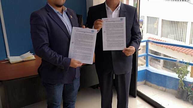 💠¡Por más empleo en Sihuas! 📢
La Municipalidad Provincial de Sihuas se complace en anunciar que hemos firmado un importante convenio de cooperación interinstitucional con la Dirección Regional de Trabajo y Promoción del Empleo de Ancash. Este acuerdo, celebrado entre el director regional, Abog. Elfer Chero Paz, y la autoridad edil, Mg. Demetrio Adrián Buiza Picón, marca un paso significativo hacia la descentralización de servicios de empleo en nuestra región.
Gracias a este convenio, la provincia de Sihuas contará con una nueva Agencia Local de Empleo, la cual facilitará el acceso a servicios esenciales para la empleabilidad. Asimismo, la agencia ofrecerá una variedad de servicios gratuitos, incluyendo Bolsa de Trabajo, Asesoría para la Búsqueda de Empleo, Acercamiento Empresarial, Certificado Único Laboral, Capacitación y Orientación Vocacional.
Además, la comuna provincial podrá acceder a la plataforma Empleos Perú y al Sistema de Intermediación Laboral-SILNET, lo que permitirá una mejor gestión y seguimiento de la oferta y demanda laboral.
Este acuerdo también impulsará la creación del modelo COMUDENA para la detección y erradicación del trabajo infantil, así como la capacitación de los profesionales de la Defensoría Municipal del Niño, Niña y Adolescente (Demuna) en la implementación de estrategias regionales para la prevención del trabajo infantil.
En trabajo coordinado y en conjunto, estamos comprometidos en fortalecer el mercado laboral local y promover una inclusión efectiva en el ámbito laboral. ¡Juntos avanzamos hacia un futuro con más oportunidades para todos!
📷En las fotografías de esta publicación aparecen el Director Regional de Trabajo, Elfer Chero, y el Gerente Municipal de la Municipalidad Provincial de Sihuas, Ing. Abel Matos Jaque, en representación de la firma de este importante convenio.

