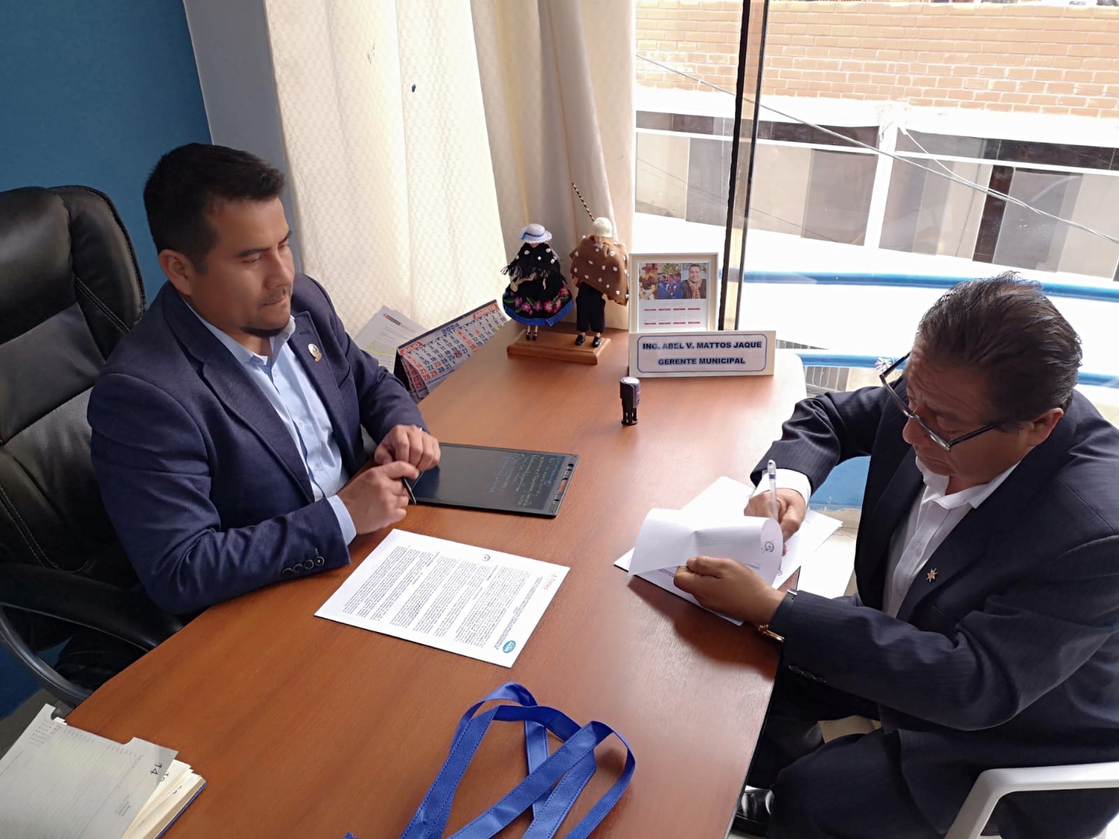 💠¡Por más empleo en Sihuas! 📢
La Municipalidad Provincial de Sihuas se complace en anunciar que hemos firmado un importante convenio de cooperación interinstitucional con la Dirección Regional de Trabajo y Promoción del Empleo de Ancash. Este acuerdo, celebrado entre el director regional, Abog. Elfer Chero Paz, y la autoridad edil, Mg. Demetrio Adrián Buiza Picón, marca un paso significativo hacia la descentralización de servicios de empleo en nuestra región.
Gracias a este convenio, la provincia de Sihuas contará con una nueva Agencia Local de Empleo, la cual facilitará el acceso a servicios esenciales para la empleabilidad. Asimismo, la agencia ofrecerá una variedad de servicios gratuitos, incluyendo Bolsa de Trabajo, Asesoría para la Búsqueda de Empleo, Acercamiento Empresarial, Certificado Único Laboral, Capacitación y Orientación Vocacional.
Además, la comuna provincial podrá acceder a la plataforma Empleos Perú y al Sistema de Intermediación Laboral-SILNET, lo que permitirá una mejor gestión y seguimiento de la oferta y demanda laboral.
Este acuerdo también impulsará la creación del modelo COMUDENA para la detección y erradicación del trabajo infantil, así como la capacitación de los profesionales de la Defensoría Municipal del Niño, Niña y Adolescente (Demuna) en la implementación de estrategias regionales para la prevención del trabajo infantil.
En trabajo coordinado y en conjunto, estamos comprometidos en fortalecer el mercado laboral local y promover una inclusión efectiva en el ámbito laboral. ¡Juntos avanzamos hacia un futuro con más oportunidades para todos!
📷En las fotografías de esta publicación aparecen el Director Regional de Trabajo, Elfer Chero, y el Gerente Municipal de la Municipalidad Provincial de Sihuas, Ing. Abel Matos Jaque, en representación de la firma de este importante convenio.