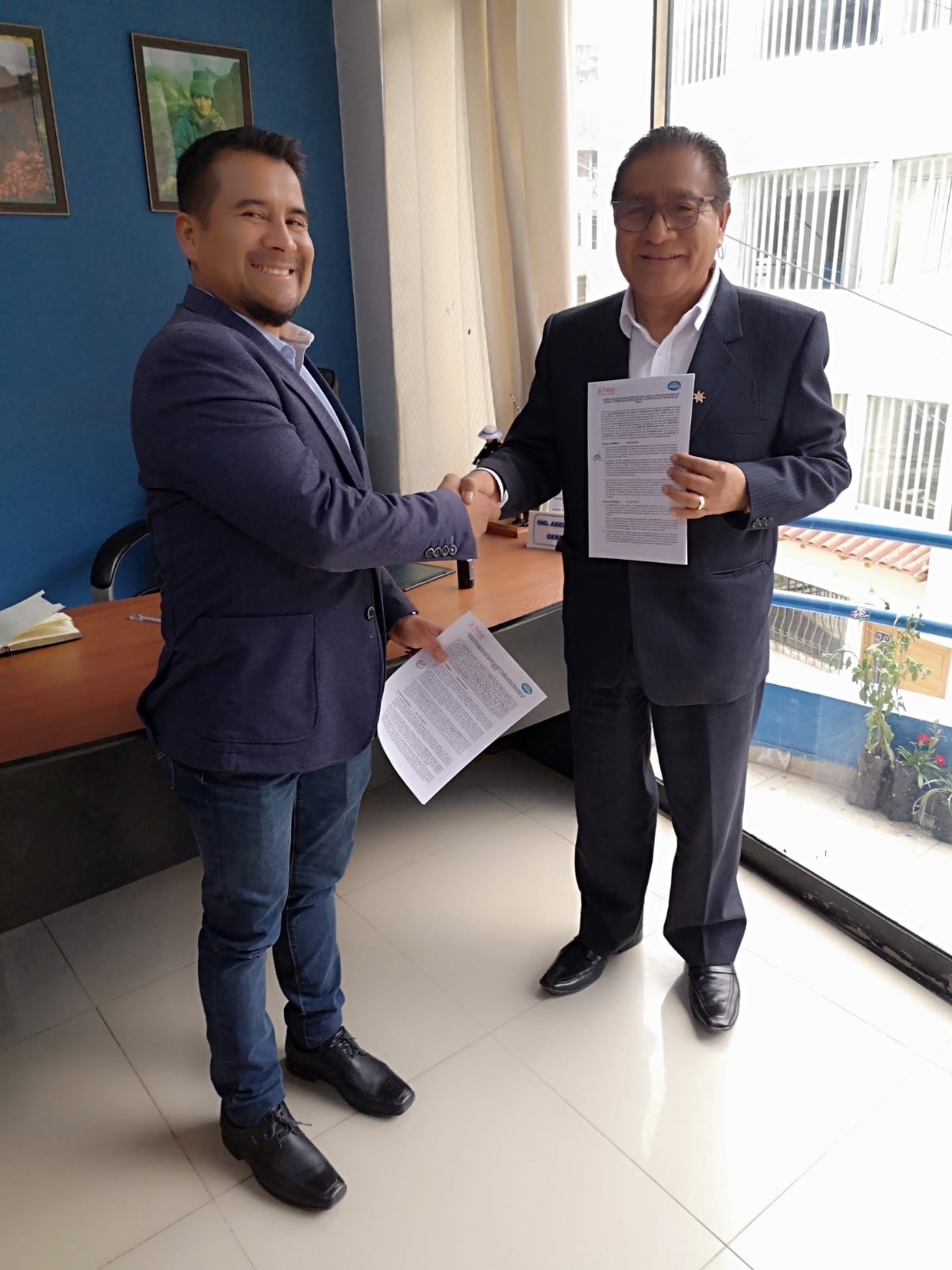 💠¡Por más empleo en Sihuas! 📢
La Municipalidad Provincial de Sihuas se complace en anunciar que hemos firmado un importante convenio de cooperación interinstitucional con la Dirección Regional de Trabajo y Promoción del Empleo de Ancash. Este acuerdo, celebrado entre el director regional, Abog. Elfer Chero Paz, y la autoridad edil, Mg. Demetrio Adrián Buiza Picón, marca un paso significativo hacia la descentralización de servicios de empleo en nuestra región.
Gracias a este convenio, la provincia de Sihuas contará con una nueva Agencia Local de Empleo, la cual facilitará el acceso a servicios esenciales para la empleabilidad. Asimismo, la agencia ofrecerá una variedad de servicios gratuitos, incluyendo Bolsa de Trabajo, Asesoría para la Búsqueda de Empleo, Acercamiento Empresarial, Certificado Único Laboral, Capacitación y Orientación Vocacional.
Además, la comuna provincial podrá acceder a la plataforma Empleos Perú y al Sistema de Intermediación Laboral-SILNET, lo que permitirá una mejor gestión y seguimiento de la oferta y demanda laboral.
Este acuerdo también impulsará la creación del modelo COMUDENA para la detección y erradicación del trabajo infantil, así como la capacitación de los profesionales de la Defensoría Municipal del Niño, Niña y Adolescente (Demuna) en la implementación de estrategias regionales para la prevención del trabajo infantil.
En trabajo coordinado y en conjunto, estamos comprometidos en fortalecer el mercado laboral local y promover una inclusión efectiva en el ámbito laboral. ¡Juntos avanzamos hacia un futuro con más oportunidades para todos!
📷En las fotografías de esta publicación aparecen el Director Regional de Trabajo, Elfer Chero, y el Gerente Municipal de la Municipalidad Provincial de Sihuas, Ing. Abel Matos Jaque, en representación de la firma de este importante convenio.