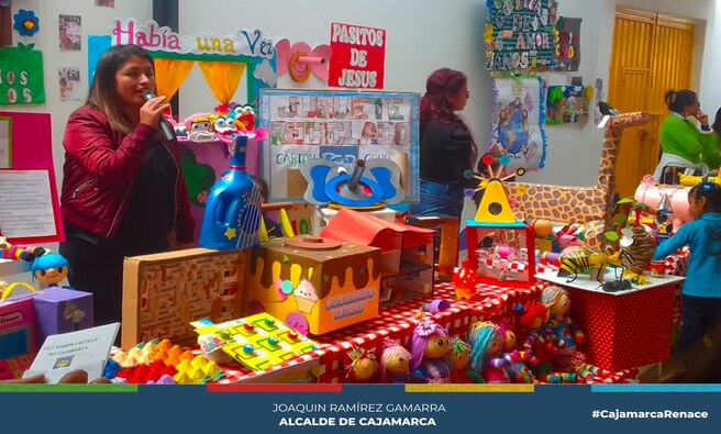 ✅Con el respaldo del Programa Municipal EDUCCA de la Municipalidad Provincial de Cajamarca, la Institución Educativa Inicial N° 063 Ramón Castilla llevó a cabo una extraordinaria Feria Ambiental. Este evento reunió a padres de familia, docentes y alumnos, quienes se unieron para celebrar y aprender sobre la importancia del cuidado del medio ambiente.
✅Durante la feria, se exhibieron juguetes elaborados con materiales reciclados, mostrando la creatividad y el compromiso de la comunidad educativa. Además, se realizaron actividades de elaboración de ecobolsas con el objetivo de reducir el uso de plástico, promoviendo así prácticas sostenibles.
Desde una edad temprana, los niños de la I.E.I N° 063 aprenden sobre educación ambiental gracias a la labor del Programa Municipal EDUCCA. A través de talleres y actividades, los docentes inculcan en los más pequeños valores y buenas prácticas ambientales, formando así una generación más consciente y responsable con el entorno.