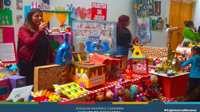 
✅Con el respaldo del Programa Municipal EDUCCA de la Municipalidad Provincial de Cajamarca, la Institución Educativa Inicial N° 063 Ramón Castilla llevó a cabo una extraordinaria Feria Ambiental. Este evento reunió a padres de familia, docentes y alumnos, quienes se unieron para celebrar y aprender sobre la importancia del cuidado del medio ambiente.
✅Durante la feria, se exhibieron juguetes elaborados con materiales reciclados, mostrando la creatividad y el compromiso de la comunidad educativa. Además, se realizaron actividades de elaboración de ecobolsas con el objetivo de reducir el uso de plástico, promoviendo así prácticas sostenibles.
Desde una edad temprana, los niños de la I.E.I N° 063 aprenden sobre educación ambiental gracias a la labor del Programa Municipal EDUCCA. A través de talleres y actividades, los docentes inculcan en los más pequeños valores y buenas prácticas ambientales, formando así una generación más consciente y responsable con el entorno.

