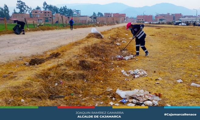✅La Gerencia de Desarrollo Ambiental, en colaboración con los trabajadores de limpieza pública, llevó a cabo una exitosa jornada de limpieza y recojo de residuos en la Urbanización 2010 y la Avenida Agua Marina, en Villa Huacariz. Esta iniciativa tuvo como resultado la recolección de 42 bolsas de desechos, contribuyendo significativamente a mejorar la higiene y el bienestar de la comunidad.
✅La actividad no solo destacó la importancia del trabajo en equipo para mantener un entorno limpio, sino que también hizo un llamado a la ciudadanía a ser parte de la solución, promoviendo prácticas de reciclaje y manejo responsable de residuos. Con acciones como esta, la Municipalidad Provincial de Cajamarca reafirma su compromiso con el desarrollo sostenible y la salud ambiental de sus habitantes.