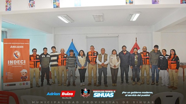 💠𝗣𝗘𝗥𝗦𝗢𝗡𝗔𝗟 𝗗𝗘 𝗗𝗘𝗙𝗘𝗡𝗦𝗔 𝗖𝗜𝗩𝗜𝗟 𝗗𝗘 𝗟𝗔 𝗠𝗣𝗦 𝗘𝗦 𝗖𝗔𝗣𝗔𝗖𝗜𝗧𝗔𝗗𝗢 𝗣𝗢𝗥 𝗜𝗡𝗗𝗘𝗖𝗜 𝗔́𝗡𝗖𝗔𝗦𝗛
𝑆𝑖𝘩𝑢𝑎𝑠, 𝟶𝟺 𝑑𝑒 𝑠𝑒𝑝𝑡𝑖𝑒𝑚𝑏𝑟𝑒 𝑑𝑒 𝟸𝟶𝟸𝟺. El personal de Defensa Civil de la Municipalidad Provincial de Sihuas viene participado en una capacitación crucial sobre Gestión Reactiva del Riesgo de Desastres, organizada por la Dirección Desconcentrada del Instituto Nacional de Defensa Civil del Perú (Indeci) Áncash. Esta importante Asistencia Técnica busca fortalecer las capacidades locales para enfrentar y gestionar emergencias de manera más efectiva.
Asimismo, se abordaron diversos temas esenciales para la gestión del riesgo de desastres, tales como:
• Funcionamiento del Grupo de Trabajo de Gestión del Riesgo de Desastres (GRD) y la Plataforma de Defensa Civil.
• Plan Familiar de Emergencia para garantizar la seguridad de las familias en situaciones de crisis.
• Plan de Continuidad Operativa para asegurar la funcionalidad de servicios esenciales durante emergencias.
• Plan de Gestión Reactiva para coordinar respuestas rápidas y efectivas.
• Formación de Voluntariado en Emergencia y Rehabilitación para movilizar apoyo comunitario.
• Evaluación de Daños y Necesidades (EDAN) y el avance en la formulación del Plan de Gestión Reactiva.
• Sistema Nacional de Atención Prehospitalaria (SINPAD) y la gestión de Bienes de Ayuda Humanitaria.
Además de los miembros del personal de Defensa Civil, el evento contó con la participación de integrantes del Grupo de Trabajo de Gestión del Riesgo de Desastres (GRD) de la Municipalidad Provincial, representantes de las municipalidades distritales y organizaciones dedicadas al voluntariado en emergencias y rehabilitación.
La capacitación fue respaldada por la presencia de destacadas autoridades, incluyendo al Mag. Demetrio Buiza Picón, alcalde provincial de Sihuas; al Coronel Carlos Hurtado Céspedes, director de la Dirección Desconcertada Indeci Áncash; Lic. Pamela Edith Serafín Almonacín, Prefecta Regional de Áncash; y Lic. Fajny Carretero López, subprefecta de la provincia de Sihuas.
Este esfuerzo subraya el compromiso de la Municipalidad Provincial de Sihuas con la seguridad y el bienestar de sus ciudadanos, reforzando la capacidad de respuesta ante desastres y promoviendo una cultura de prevención y preparación en la provincia.
¡𝘿𝙚𝙛𝙚𝙣𝙨𝙖 𝘾𝙞𝙫𝙞𝙡 𝙚𝙨 𝙩𝙖𝙧𝙚𝙖 𝙙𝙚 𝙩𝙤𝙙𝙤𝙨!
