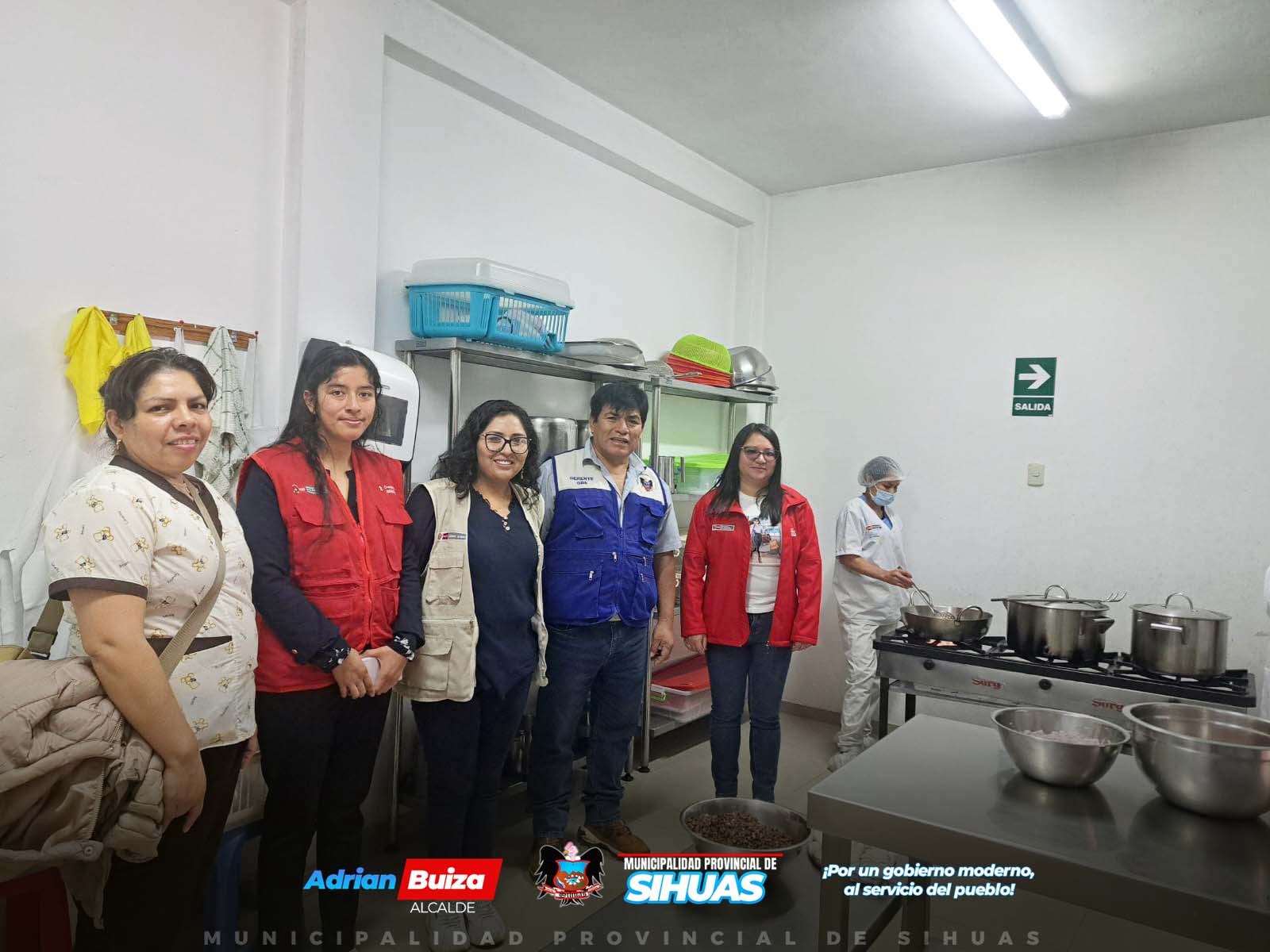 💠𝗟𝗔 𝗠𝗨𝗡𝗜𝗖𝗜𝗣𝗔𝗟𝗜𝗗𝗔𝗗 𝗗𝗘 𝗦𝗜𝗛𝗨𝗔𝗦 𝗩𝗘𝗥𝗜𝗙𝗜𝗖𝗔 𝗘𝗟 𝗘𝗦𝗧𝗔𝗗𝗢 𝗗𝗘 𝗟𝗢𝗦 𝗖𝗘𝗡𝗧𝗥𝗢𝗦 𝗗𝗘𝗟 𝗣𝗥𝗢𝗚𝗥𝗔𝗠𝗔 𝗡𝗔𝗖𝗜𝗢𝗡𝗔𝗟 𝗖𝗨𝗡𝗔 𝗠𝗔́𝗦
Tal como se acordó en la reciente reunión de la Instancia de Articulación Local (IAL), el cual preside el alcalde provincial, Mag. Demetrio Buiza Picón, se realizó la verificación del estado situacional de los establecimientos del Programa Nacional Cuna Más en el distrito de Sihuas. La revisión abarcó los cuatro centros actualmente operativos:
• Centro Infantil de Atención Integral “Mis Primeros Pasos”
• Centro Infantil de Atención Integral “Estrellitas de Jesús”
• Centro Infantil de Atención Integral “Virgen de Asunción”
• Centro Infantil de Atención Integral “Pequeños Talentos”
Durante la visita, se constató que el servicio alimentario en estos centros se encuentra en óptimas condiciones. Además, se dispone de un comedor dedicado exclusivamente a la preparación de alimentos. La revisión fue acompañada por el gerente de Desarrollo Social y Servicios Públicos, la nutricionista del Hospital de Apoyo Sihuas, la jefa de la Defensoría Municipal del Niño y Adolescente (Demuna), personal de Ule-Sisfoh; así como, la prefecta Regional de Áncash y la subprefecta de la provincia; siendo atendidos por la Acompañante Técnico del Programa Nacional Cuna Más de la provincia.
Actualmente, el Programa Nacional Cuna Más atiende a 83 infantes y niños en Sihuas. En este sentido, la Municipalidad Provincial contribuye significativamente al cubrir el alquiler de tres de los espacios utilizados por los centros.
La inspección se centró en asegurar que las instalaciones y el servicio alimentario de los centros cumplan con los estándares establecidos por el Programa Nacional Cuna Más. En este contexto, el análisis realizado confirmó que los alimentos proporcionados, entre los que se incluyen conserva de sangrecita, bofe de res, leche, conserva de pescado, menestras, avena y quinua, son adecuados para combatir la anemia. Además, se verificó que los infantes reciben cuatro comidas diarias bien estructuradas: frutas de 9:00 a.m. a 9:30 a.m., vitaminas de sulfato ferroso a las 11:00 a.m. para aquellos niños con anemia, almuerzo a las 12:00 p.m. y una media tarde a las 2:30 p.m. Esta organización garantiza que los niños mantengan una nutrición balanceada y adecuada a lo largo del día.
Esta inspección subraya el firme compromiso de la comuna provincial con el bienestar infantil, asegurando que los centros del Programa Nacional Cuna Más ofrezcan una atención integral y de calidad para los niños y sus familias en la provincia. Asimismo se acuerda que, en posteriores fechas se llevará a cabo las visitas inopinadas.