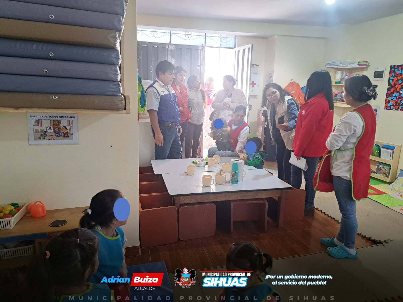 💠𝗟𝗔 𝗠𝗨𝗡𝗜𝗖𝗜𝗣𝗔𝗟𝗜𝗗𝗔𝗗 𝗗𝗘 𝗦𝗜𝗛𝗨𝗔𝗦 𝗩𝗘𝗥𝗜𝗙𝗜𝗖𝗔 𝗘𝗟 𝗘𝗦𝗧𝗔𝗗𝗢 𝗗𝗘 𝗟𝗢𝗦 𝗖𝗘𝗡𝗧𝗥𝗢𝗦 𝗗𝗘𝗟 𝗣𝗥𝗢𝗚𝗥𝗔𝗠𝗔 𝗡𝗔𝗖𝗜𝗢𝗡𝗔𝗟 𝗖𝗨𝗡𝗔 𝗠𝗔́𝗦
Tal como se acordó en la reciente reunión de la Instancia de Articulación Local (IAL), el cual preside el alcalde provincial, Mag. Demetrio Buiza Picón, se realizó la verificación del estado situacional de los establecimientos del Programa Nacional Cuna Más en el distrito de Sihuas. La revisión abarcó los cuatro centros actualmente operativos:
• Centro Infantil de Atención Integral “Mis Primeros Pasos”
• Centro Infantil de Atención Integral “Estrellitas de Jesús”
• Centro Infantil de Atención Integral “Virgen de Asunción”
• Centro Infantil de Atención Integral “Pequeños Talentos”
Durante la visita, se constató que el servicio alimentario en estos centros se encuentra en óptimas condiciones. Además, se dispone de un comedor dedicado exclusivamente a la preparación de alimentos. La revisión fue acompañada por el gerente de Desarrollo Social y Servicios Públicos, la nutricionista del Hospital de Apoyo Sihuas, la jefa de la Defensoría Municipal del Niño y Adolescente (Demuna), personal de Ule-Sisfoh; así como, la prefecta Regional de Áncash y la subprefecta de la provincia; siendo atendidos por la Acompañante Técnico del Programa Nacional Cuna Más de la provincia.
Actualmente, el Programa Nacional Cuna Más atiende a 83 infantes y niños en Sihuas. En este sentido, la Municipalidad Provincial contribuye significativamente al cubrir el alquiler de tres de los espacios utilizados por los centros.
La inspección se centró en asegurar que las instalaciones y el servicio alimentario de los centros cumplan con los estándares establecidos por el Programa Nacional Cuna Más. En este contexto, el análisis realizado confirmó que los alimentos proporcionados, entre los que se incluyen conserva de sangrecita, bofe de res, leche, conserva de pescado, menestras, avena y quinua, son adecuados para combatir la anemia. Además, se verificó que los infantes reciben cuatro comidas diarias bien estructuradas: frutas de 9:00 a.m. a 9:30 a.m., vitaminas de sulfato ferroso a las 11:00 a.m. para aquellos niños con anemia, almuerzo a las 12:00 p.m. y una media tarde a las 2:30 p.m. Esta organización garantiza que los niños mantengan una nutrición balanceada y adecuada a lo largo del día.
Esta inspección subraya el firme compromiso de la comuna provincial con el bienestar infantil, asegurando que los centros del Programa Nacional Cuna Más ofrezcan una atención integral y de calidad para los niños y sus familias en la provincia. Asimismo se acuerda que, en posteriores fechas se llevará a cabo las visitas inopinadas.