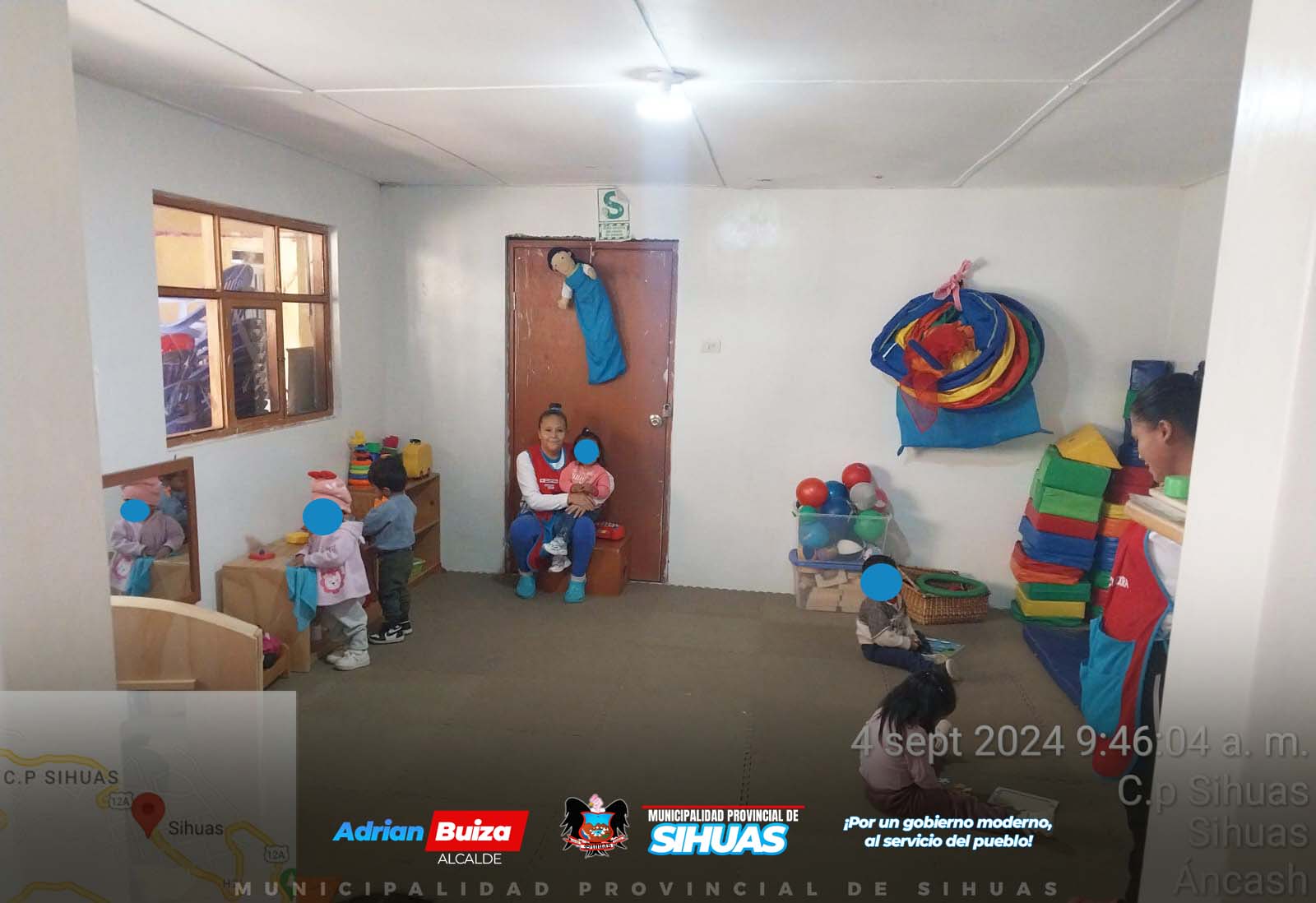 💠𝗟𝗔 𝗠𝗨𝗡𝗜𝗖𝗜𝗣𝗔𝗟𝗜𝗗𝗔𝗗 𝗗𝗘 𝗦𝗜𝗛𝗨𝗔𝗦 𝗩𝗘𝗥𝗜𝗙𝗜𝗖𝗔 𝗘𝗟 𝗘𝗦𝗧𝗔𝗗𝗢 𝗗𝗘 𝗟𝗢𝗦 𝗖𝗘𝗡𝗧𝗥𝗢𝗦 𝗗𝗘𝗟 𝗣𝗥𝗢𝗚𝗥𝗔𝗠𝗔 𝗡𝗔𝗖𝗜𝗢𝗡𝗔𝗟 𝗖𝗨𝗡𝗔 𝗠𝗔́𝗦
Tal como se acordó en la reciente reunión de la Instancia de Articulación Local (IAL), el cual preside el alcalde provincial, Mag. Demetrio Buiza Picón, se realizó la verificación del estado situacional de los establecimientos del Programa Nacional Cuna Más en el distrito de Sihuas. La revisión abarcó los cuatro centros actualmente operativos:
• Centro Infantil de Atención Integral “Mis Primeros Pasos”
• Centro Infantil de Atención Integral “Estrellitas de Jesús”
• Centro Infantil de Atención Integral “Virgen de Asunción”
• Centro Infantil de Atención Integral “Pequeños Talentos”
Durante la visita, se constató que el servicio alimentario en estos centros se encuentra en óptimas condiciones. Además, se dispone de un comedor dedicado exclusivamente a la preparación de alimentos. La revisión fue acompañada por el gerente de Desarrollo Social y Servicios Públicos, la nutricionista del Hospital de Apoyo Sihuas, la jefa de la Defensoría Municipal del Niño y Adolescente (Demuna), personal de Ule-Sisfoh; así como, la prefecta Regional de Áncash y la subprefecta de la provincia; siendo atendidos por la Acompañante Técnico del Programa Nacional Cuna Más de la provincia.
Actualmente, el Programa Nacional Cuna Más atiende a 83 infantes y niños en Sihuas. En este sentido, la Municipalidad Provincial contribuye significativamente al cubrir el alquiler de tres de los espacios utilizados por los centros.
La inspección se centró en asegurar que las instalaciones y el servicio alimentario de los centros cumplan con los estándares establecidos por el Programa Nacional Cuna Más. En este contexto, el análisis realizado confirmó que los alimentos proporcionados, entre los que se incluyen conserva de sangrecita, bofe de res, leche, conserva de pescado, menestras, avena y quinua, son adecuados para combatir la anemia. Además, se verificó que los infantes reciben cuatro comidas diarias bien estructuradas: frutas de 9:00 a.m. a 9:30 a.m., vitaminas de sulfato ferroso a las 11:00 a.m. para aquellos niños con anemia, almuerzo a las 12:00 p.m. y una media tarde a las 2:30 p.m. Esta organización garantiza que los niños mantengan una nutrición balanceada y adecuada a lo largo del día.
Esta inspección subraya el firme compromiso de la comuna provincial con el bienestar infantil, asegurando que los centros del Programa Nacional Cuna Más ofrezcan una atención integral y de calidad para los niños y sus familias en la provincia. Asimismo se acuerda que, en posteriores fechas se llevará a cabo las visitas inopinadas.