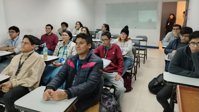 Alumnos siendo capacitados sobre la navegación aérea