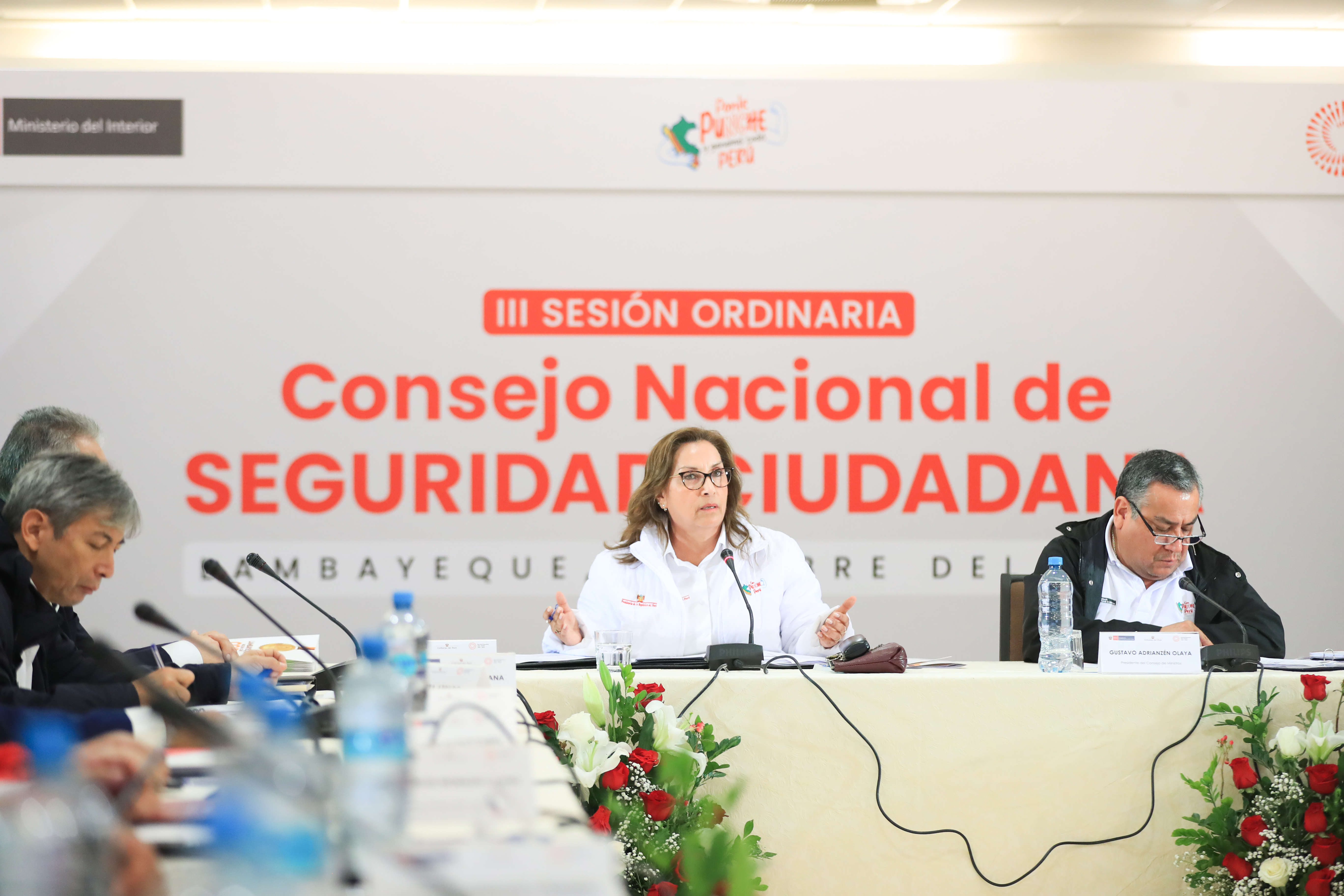 El ministro de Educación, Morgan Quero, anunció que se ultiman detalles para que su sector suscriba un convenio de cooperación interinstitucional con el Ministerio del Interior (Mininter), con el objetivo de fortalecer las Brigadas de Autoprotección Escolar (BAPE) y extenderlas a todas las regiones del país.
El anuncio lo hizo al término de la tercera sesión del Consejo Nacional de Seguridad Ciudadana (Conasec) que se realizó en la ciudad de Chiclayo, región Lambayeque, y fue encabezada por la presidenta de la república, Dina Boluarte Zegarra.
“La seguridad integral de estudiantes, docentes y auxiliares de educación que desarrollan sus actividades en las instituciones educativas de todo el país tiene la más alta prioridad para el Ministerio de Educación”, indicó durante la sesión.
Precisó que solo en Lima, actualmente, hay más de 1150 instituciones educativas que han conformado BAPES con la participación de 19 178 padres de familia, en beneficio de más de 700 000 estudiantes.
Explicó que el Minedu impulsa la participación activa de la comunidad educativa en el proceso de fortalecer la seguridad ciudadana mediante acciones de prevención. Así, agregó, se constituyen las BAPES que son integradas, de forma voluntaria, por docentes, padres de familia, policías escolares y representantes de las juntas vecinales.
Durante el desarrollo de la sesión del Conasec, el titular del Minedu se reunió con Ramón Sánchez, coordinador nacional de las Juntas Vecinales de Seguridad Ciudadana, y con otros dirigentes vecinales interesados en trabajar de forma armónica y articulada con el Minedu y la PNP para reforzar la seguridad en los colegios.
En la primera reunión sostenida por el Minedu con la PNP, se han coordinado acciones y protocolos que ayuden a mejorar el rol de las BAPE y garantizar la seguridad de los escolares a la hora del ingreso y la salida del local escolar.
