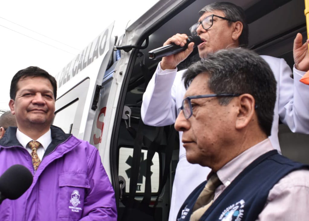 Autoridades en plena entrega de ambulancias.
