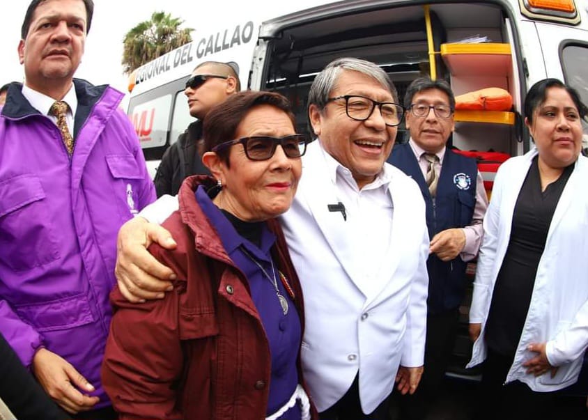 Autoridades en la entrega de la ambulancia