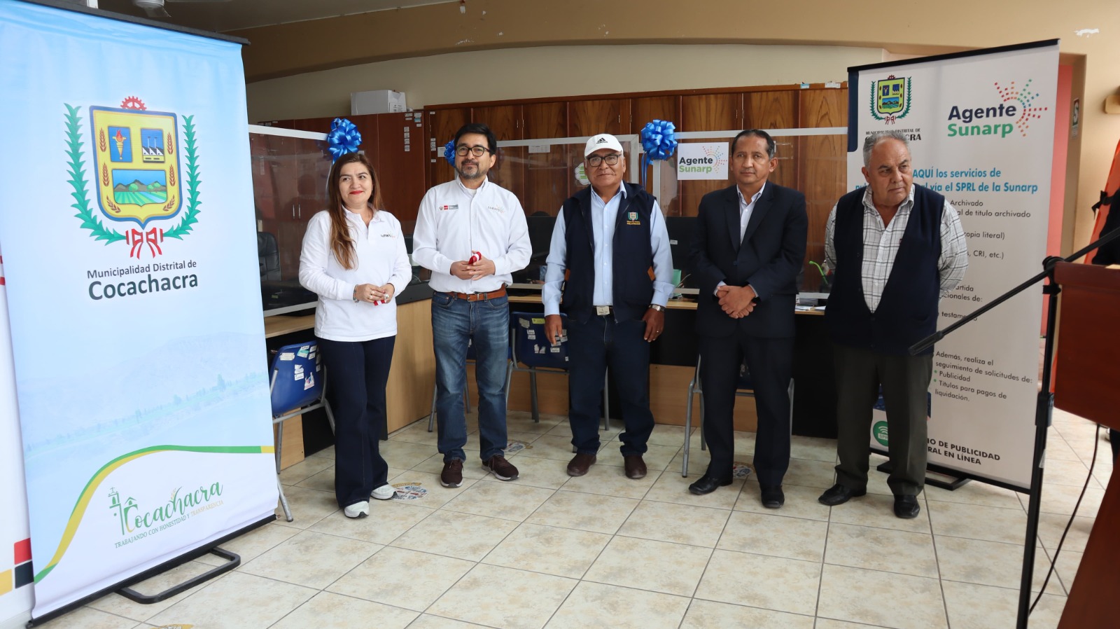Foto de Jefe Zonal de la Zona Registral N.° XII y autoridades de la Municipalidad de Cocachacra posan para la foto delante de módulo "Agente Sunarp"