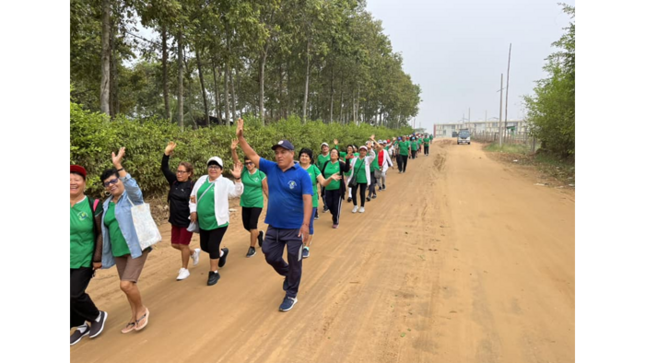 Adultos mayores participan de caminata motivacional. 