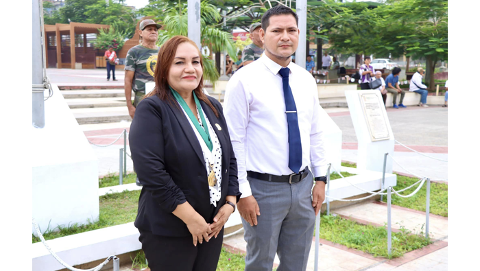 Izamiento del Pabell贸n Nacional.