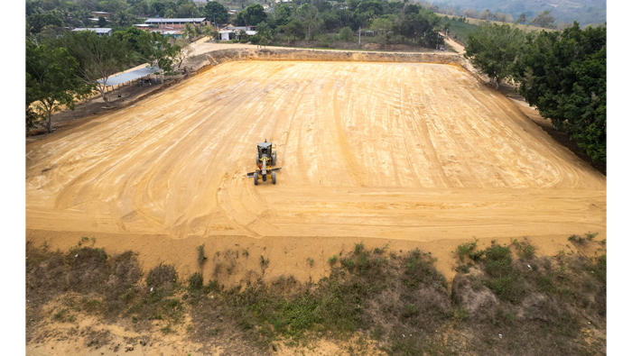 MPSM realiza trabajos de nivelaciΓ³n y perfilado del campo deportivo en el C.P Bello Horizonte.