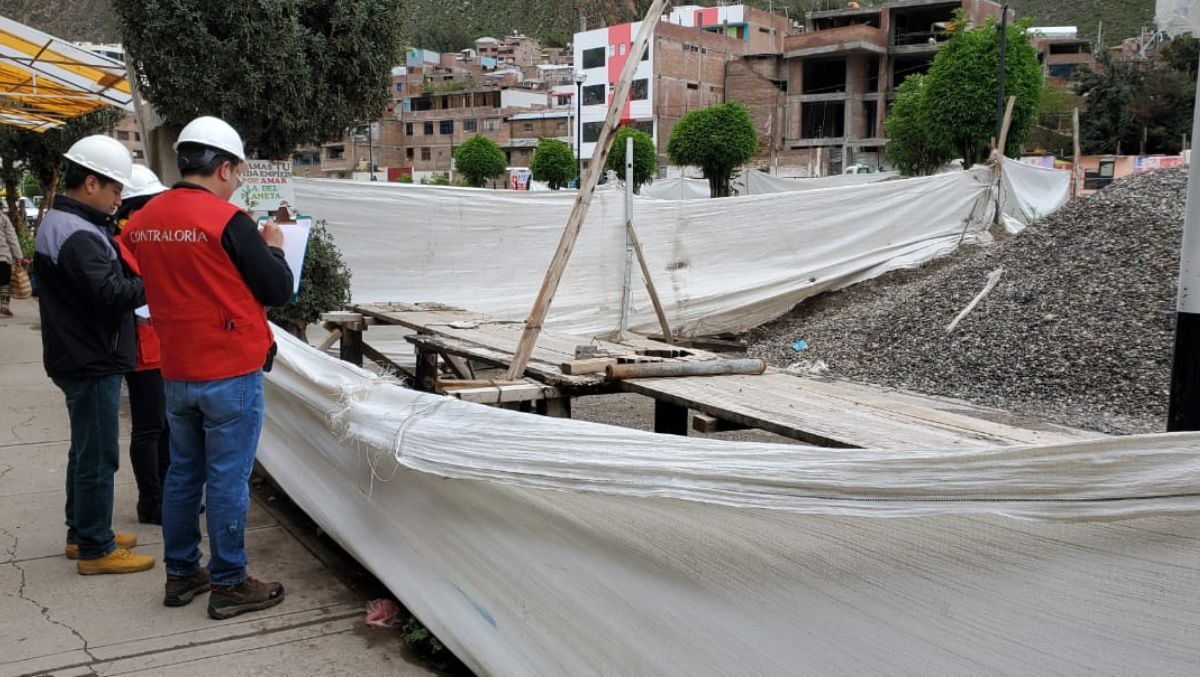 Huancavelica.- La Contraloría General detectó presuntas irregularidades en la licitación pública de la obra “Creación del puente peatonal y vehicular entre el Jr. Sinchi Roca y el Malecón Santa Rosa, del distrito y provincia de Huancavelica”, valorizada en S/ 3.9 millones. Los integrantes del comité de selección de la Municipalidad Provincial de Huancavelica tendrían responsabilidad penal y administrativa en estos hechos ocurridos durante el 2022.