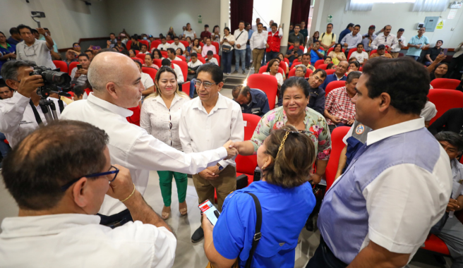 Ministro Durich Whittembury en Piura
