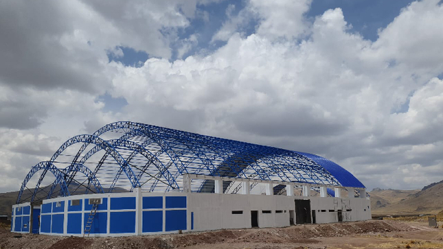 Puno.– La Contraloría General de la República identificó deficiencias en la adquisición, fabricación e instalación del techo parabólico del Coliseo Municipal del centro poblado Chilahuito, ubicado en el distrito de Paratia, provincia de Lampa. La obra, valorizada en más de S/ 2 millones 99 mil, y a cargo de la Municipalidad Distrital de Paratia, presenta riesgos que podrían comprometer su correcta ejecución.