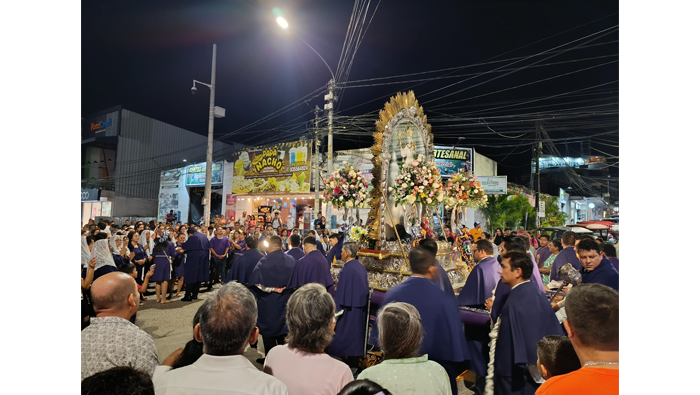 Inicio del recorrido procesional de la sagrada imagen del SeΓ±or de los Milagros en la ciudad de Tarapoto.