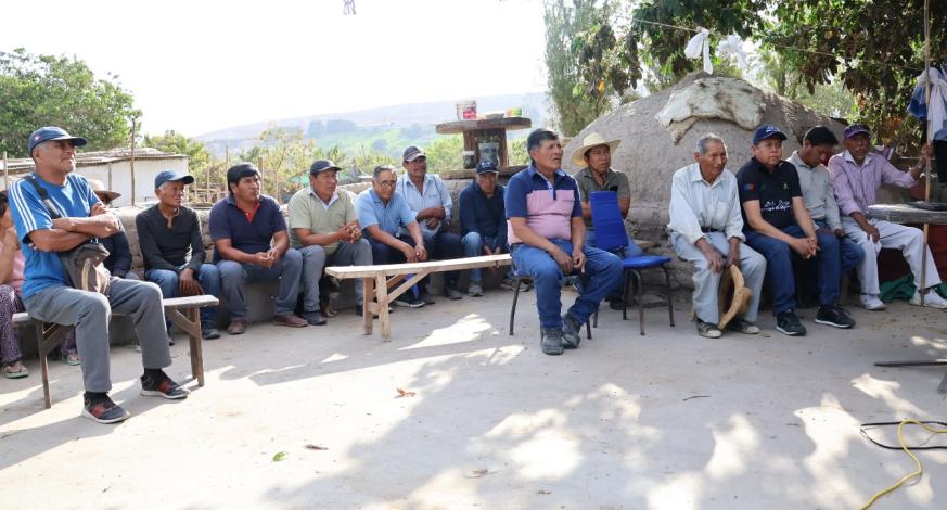 En una reunión realizada en el valle de Moquegua, el alcalde provincial, John Larry Coayla, se reunió con la Comisión de Regantes de Santa Rosa para dialogar sobre las necesidades de los agricultores