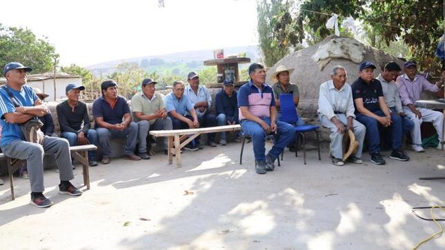 En una reunión realizada en el valle de Moquegua, el alcalde provincial, John Larry Coayla, se reunió con la Comisión de Regantes de Santa Rosa para dialogar sobre las necesidades de los agricultores