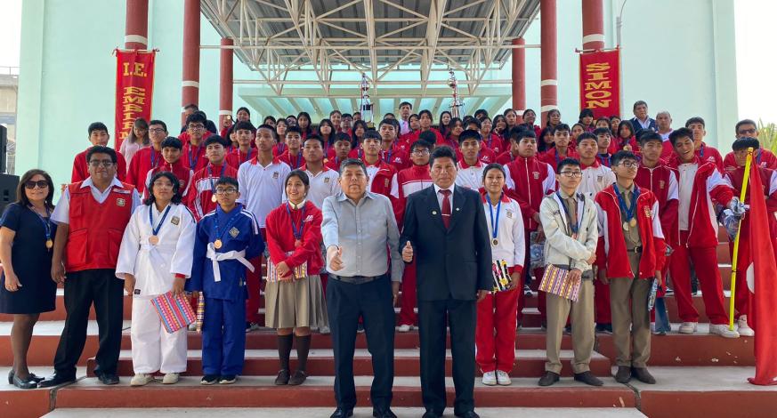 El alcalde provincial de Mariscal Nieto, John Larry Coayla, participó en la ceremonia de reconocimiento a los estudiantes de la I.E.E. que destacaron en los Juegos Deportivos Escolares Nacionales.
