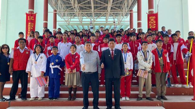 El alcalde provincial de Mariscal Nieto, John Larry Coayla, participó en la ceremonia de reconocimiento a los estudiantes de la I.E.E. que destacaron en los Juegos Deportivos Escolares Nacionales.