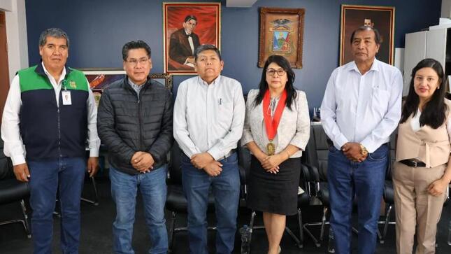 El Alcalde Provincial de Mariscal Nieto, John Larry Coayla, sostuvo una reunión junto a los Congresistas de la República, Víctor Raúl Ccama y Jorge Samuel Coayla Juarez, así como con la presidenta de la Junta de Fiscales Superiores de Moquegua, Dra. Katia Guillén Mendoza