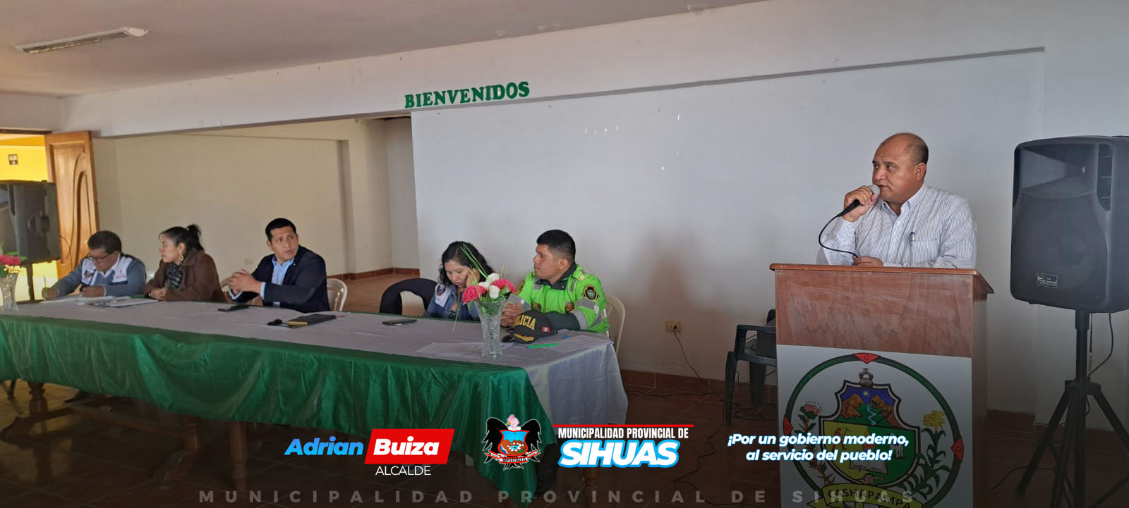 📌 COPROSEC SIHUAS SE REÚNE PARA TOMAR ACCIONES 📌
El pasado martes 24 de septiembre, las autoridades del Comité Provincial de Seguridad Ciudadana (Coprosec) Sihuas se reunieron de manera urgente en el distrito de Cashapampa, con el objetivo de descentralizar sus encuentros y abordar temas cruciales para la seguridad de la provincia. Durante la sesión, se presentaron informes sobre los riesgos y desastres que han afectado a la región; así como, la activación de la plataforma de Defensa Civil. De igual manera, la Policía Nacional del Perú (PNP) - Sihuas expuso sobre “El Arresto Ciudadano”, su normativa y ejecución; además, se discutió la preocupante situación de desprotección familiar de los niños en la provincia.
El alcalde provincial, Mag. Demetrio Buiza Picón, en su calidad de presidente del Comité, solicitó a las autoridades presentes informes sobre las problemáticas en sus respectivas áreas, aunque lamentó la ausencia de algunas autoridades, lo que refleja una falta de compromiso en temas tan importantes. A pesar de ello, se lograron acuerdos significativos, como la decisión de socializar la información sobre el arresto domiciliario, a cargo de la Comisaría Sectorial de Sihuas, y desarrollar charlas sobre seguridad ciudadana.
Por otro lado, se estableció que instituciones que cuenten con profesionales en psicología, como la UGEL, el Centro de Emergencia Mujer y el Hospital de Apoyo Sihuas, fomentarán sus servicios para atender a la población.
En paralelo, la Unidad de Gestión Educativa Local (UGEL) Sihuas informó sobre los avances en la implementación de una educación inclusiva, destacando el esfuerzo por garantizar que todos los niños tengan acceso a una educación de calidad, independientemente de sus circunstancias. Este enfoque es fundamental para el desarrollo integral de la infancia en la provincia.
Otro punto destacado fue la necesidad de fortalecer el equipamiento para la atención de riesgos y desastres en los distritos, recordando a las municipalidades distritales su obligación de registrar cualquier desastre en un plazo de 72 horas, un requisito que ha sido descuidado en ocasiones anteriores.
La reunión concluyó con el acuerdo de que la próxima sesión del Coprosec se llevará a cabo en el distrito de Ragash, reafirmando así el compromiso de garantizar la seguridad y bienestar de la población sihuasina.