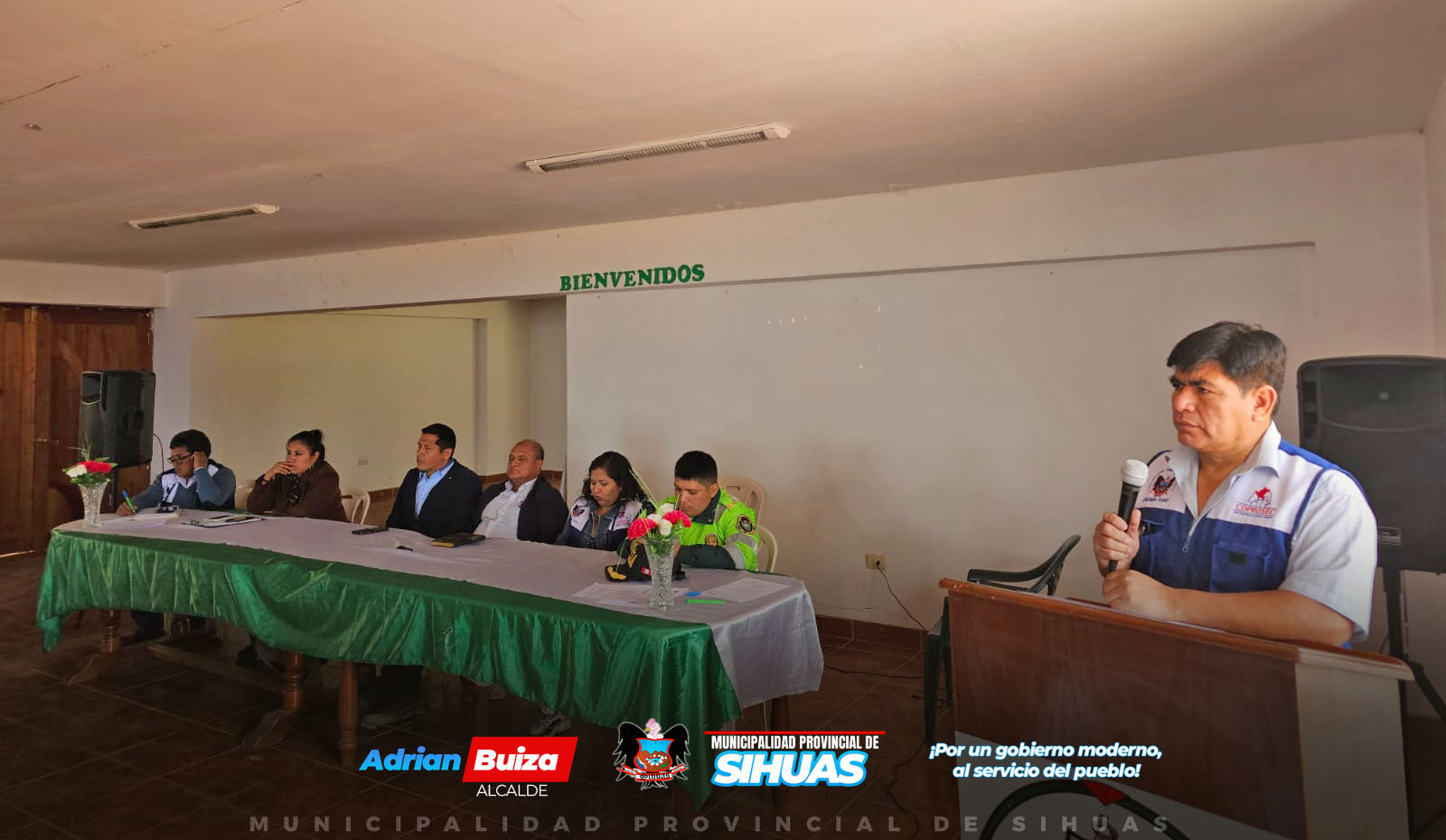 📌 COPROSEC SIHUAS SE REÚNE PARA TOMAR ACCIONES 📌
El pasado martes 24 de septiembre, las autoridades del Comité Provincial de Seguridad Ciudadana (Coprosec) Sihuas se reunieron de manera urgente en el distrito de Cashapampa, con el objetivo de descentralizar sus encuentros y abordar temas cruciales para la seguridad de la provincia. Durante la sesión, se presentaron informes sobre los riesgos y desastres que han afectado a la región; así como, la activación de la plataforma de Defensa Civil. De igual manera, la Policía Nacional del Perú (PNP) - Sihuas expuso sobre “El Arresto Ciudadano”, su normativa y ejecución; además, se discutió la preocupante situación de desprotección familiar de los niños en la provincia.
El alcalde provincial, Mag. Demetrio Buiza Picón, en su calidad de presidente del Comité, solicitó a las autoridades presentes informes sobre las problemáticas en sus respectivas áreas, aunque lamentó la ausencia de algunas autoridades, lo que refleja una falta de compromiso en temas tan importantes. A pesar de ello, se lograron acuerdos significativos, como la decisión de socializar la información sobre el arresto domiciliario, a cargo de la Comisaría Sectorial de Sihuas, y desarrollar charlas sobre seguridad ciudadana.
Por otro lado, se estableció que instituciones que cuenten con profesionales en psicología, como la UGEL, el Centro de Emergencia Mujer y el Hospital de Apoyo Sihuas, fomentarán sus servicios para atender a la población.
En paralelo, la Unidad de Gestión Educativa Local (UGEL) Sihuas informó sobre los avances en la implementación de una educación inclusiva, destacando el esfuerzo por garantizar que todos los niños tengan acceso a una educación de calidad, independientemente de sus circunstancias. Este enfoque es fundamental para el desarrollo integral de la infancia en la provincia.
Otro punto destacado fue la necesidad de fortalecer el equipamiento para la atención de riesgos y desastres en los distritos, recordando a las municipalidades distritales su obligación de registrar cualquier desastre en un plazo de 72 horas, un requisito que ha sido descuidado en ocasiones anteriores.
La reunión concluyó con el acuerdo de que la próxima sesión del Coprosec se llevará a cabo en el distrito de Ragash, reafirmando así el compromiso de garantizar la seguridad y bienestar de la población sihuasina.