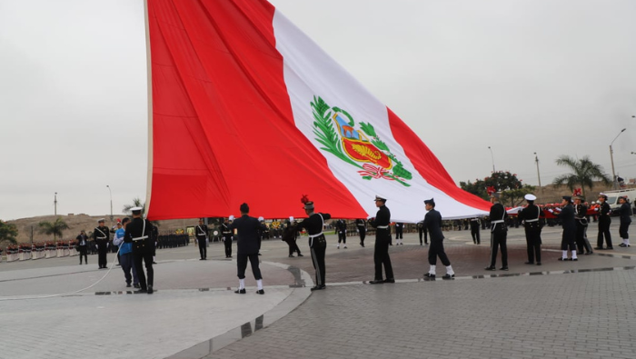 Celebración del Día de las Fuerzas Armadas en la Plaza a la Bandera