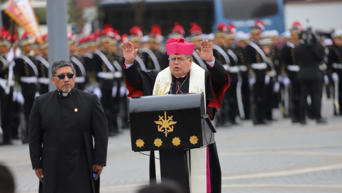 Celebración del Día de las Fuerzas Armadas en la Plaza a la Bandera