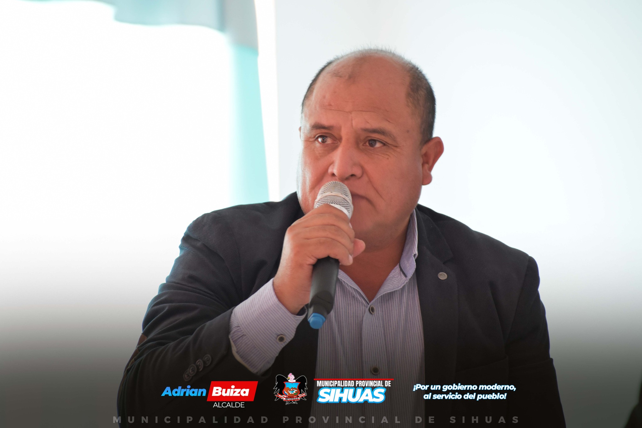 💠SIHUAS: SEGUNDA AUDIENCIA PÚBLICA DE RENDICIÓN DE CUENTAS 2024
Sihuas, 30 de septiembre. La Municipalidad Provincial de Sihuas llevó a cabo la Segunda Audiencia Pública de Rendición de Cuentas 2024, un evento que reunió a la población para informar sobre las obras y proyectos de inversión en beneficio del distrito de Sihuas y sus 16 caseríos.
El alcalde provincial, Mag. Demetrio Adrián Buiza Picón, inauguró la audiencia destacando el estado actual del gobierno local, los avances en la gestión y los logros obtenidos hasta el momento. También intervinieron representantes de diversas gerencias, incluyendo Planificación y Presupuestos, Desarrollo Social y Servicios Públicos, así como Infraestructura, Desarrollo Urbano y Rural, y Desarrollo Económico y Gestión Ambiental, quienes presentaron sus respectivos avances.
Durante su intervención, el burgomaestre hizo hincapié en la prioridad de su gestión hacia la agricultura, el riego tecnificado, el acceso a agua potable y el desarrollo humano, aspectos clave para mejorar la calidad de vida de los sihuasinos.
La audiencia se convirtió en un espacio de diálogo donde los ciudadanos pudieron realizar preguntas y recibir respuestas directas de la autoridad y los funcionarios, lo que refuerza el compromiso del gobierno local con la transparencia y la participación ciudadana. Este evento se enmarca dentro de la ley que estipula la realización de dos audiencias públicas anuales, siendo esta la segunda de 2024.
De esta manera, la gestión municipal reafirma su compromiso de seguir creando mejores oportunidades para todos, promoviendo un gobierno accesible y responsable que prioriza las necesidades de su población.