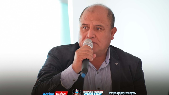 💠SIHUAS: SEGUNDA AUDIENCIA PÚBLICA DE RENDICIÓN DE CUENTAS 2024
Sihuas, 30 de septiembre. La Municipalidad Provincial de Sihuas llevó a cabo la Segunda Audiencia Pública de Rendición de Cuentas 2024, un evento que reunió a la población para informar sobre las obras y proyectos de inversión en beneficio del distrito de Sihuas y sus 16 caseríos.
El alcalde provincial, Mag. Demetrio Adrián Buiza Picón, inauguró la audiencia destacando el estado actual del gobierno local, los avances en la gestión y los logros obtenidos hasta el momento. También intervinieron representantes de diversas gerencias, incluyendo Planificación y Presupuestos, Desarrollo Social y Servicios Públicos, así como Infraestructura, Desarrollo Urbano y Rural, y Desarrollo Económico y Gestión Ambiental, quienes presentaron sus respectivos avances.
Durante su intervención, el burgomaestre hizo hincapié en la prioridad de su gestión hacia la agricultura, el riego tecnificado, el acceso a agua potable y el desarrollo humano, aspectos clave para mejorar la calidad de vida de los sihuasinos.
La audiencia se convirtió en un espacio de diálogo donde los ciudadanos pudieron realizar preguntas y recibir respuestas directas de la autoridad y los funcionarios, lo que refuerza el compromiso del gobierno local con la transparencia y la participación ciudadana. Este evento se enmarca dentro de la ley que estipula la realización de dos audiencias públicas anuales, siendo esta la segunda de 2024.
De esta manera, la gestión municipal reafirma su compromiso de seguir creando mejores oportunidades para todos, promoviendo un gobierno accesible y responsable que prioriza las necesidades de su población.
