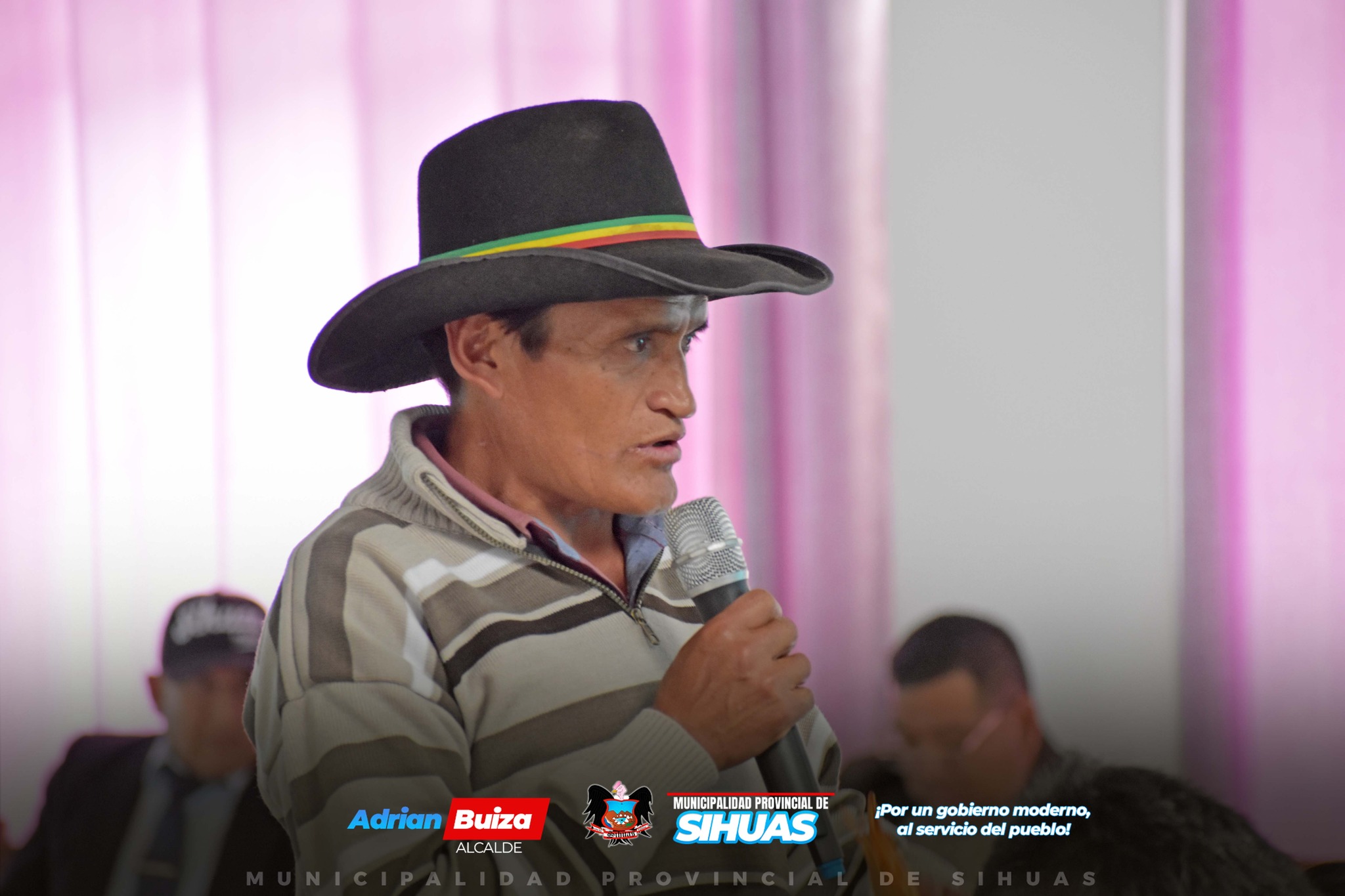 💠SIHUAS: SEGUNDA AUDIENCIA PÚBLICA DE RENDICIÓN DE CUENTAS 2024
Sihuas, 30 de septiembre. La Municipalidad Provincial de Sihuas llevó a cabo la Segunda Audiencia Pública de Rendición de Cuentas 2024, un evento que reunió a la población para informar sobre las obras y proyectos de inversión en beneficio del distrito de Sihuas y sus 16 caseríos.
El alcalde provincial, Mag. Demetrio Adrián Buiza Picón, inauguró la audiencia destacando el estado actual del gobierno local, los avances en la gestión y los logros obtenidos hasta el momento. También intervinieron representantes de diversas gerencias, incluyendo Planificación y Presupuestos, Desarrollo Social y Servicios Públicos, así como Infraestructura, Desarrollo Urbano y Rural, y Desarrollo Económico y Gestión Ambiental, quienes presentaron sus respectivos avances.
Durante su intervención, el burgomaestre hizo hincapié en la prioridad de su gestión hacia la agricultura, el riego tecnificado, el acceso a agua potable y el desarrollo humano, aspectos clave para mejorar la calidad de vida de los sihuasinos.
La audiencia se convirtió en un espacio de diálogo donde los ciudadanos pudieron realizar preguntas y recibir respuestas directas de la autoridad y los funcionarios, lo que refuerza el compromiso del gobierno local con la transparencia y la participación ciudadana. Este evento se enmarca dentro de la ley que estipula la realización de dos audiencias públicas anuales, siendo esta la segunda de 2024.
De esta manera, la gestión municipal reafirma su compromiso de seguir creando mejores oportunidades para todos, promoviendo un gobierno accesible y responsable que prioriza las necesidades de su población.