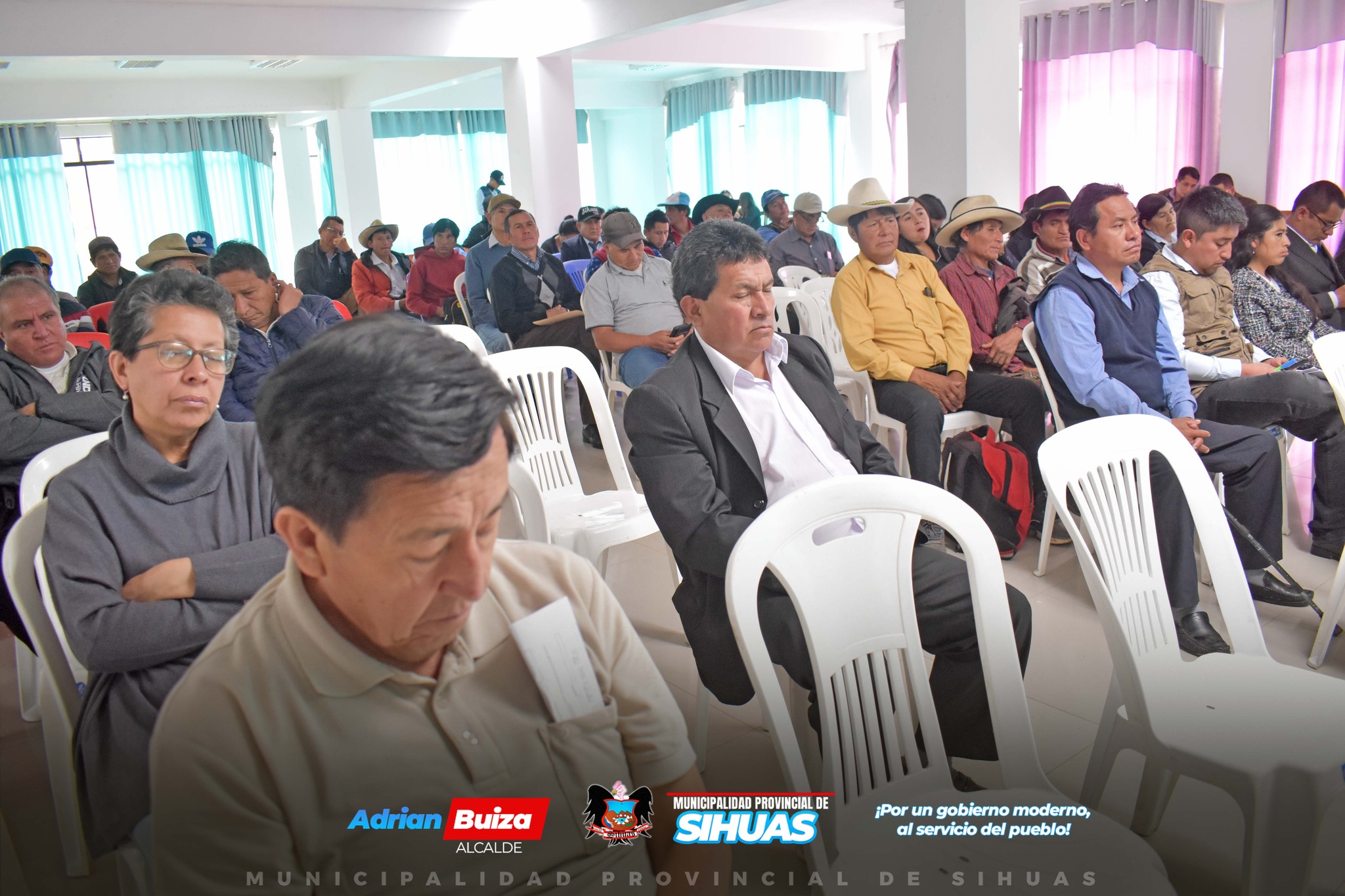💠SIHUAS: SEGUNDA AUDIENCIA PÚBLICA DE RENDICIÓN DE CUENTAS 2024
Sihuas, 30 de septiembre. La Municipalidad Provincial de Sihuas llevó a cabo la Segunda Audiencia Pública de Rendición de Cuentas 2024, un evento que reunió a la población para informar sobre las obras y proyectos de inversión en beneficio del distrito de Sihuas y sus 16 caseríos.
El alcalde provincial, Mag. Demetrio Adrián Buiza Picón, inauguró la audiencia destacando el estado actual del gobierno local, los avances en la gestión y los logros obtenidos hasta el momento. También intervinieron representantes de diversas gerencias, incluyendo Planificación y Presupuestos, Desarrollo Social y Servicios Públicos, así como Infraestructura, Desarrollo Urbano y Rural, y Desarrollo Económico y Gestión Ambiental, quienes presentaron sus respectivos avances.
Durante su intervención, el burgomaestre hizo hincapié en la prioridad de su gestión hacia la agricultura, el riego tecnificado, el acceso a agua potable y el desarrollo humano, aspectos clave para mejorar la calidad de vida de los sihuasinos.
La audiencia se convirtió en un espacio de diálogo donde los ciudadanos pudieron realizar preguntas y recibir respuestas directas de la autoridad y los funcionarios, lo que refuerza el compromiso del gobierno local con la transparencia y la participación ciudadana. Este evento se enmarca dentro de la ley que estipula la realización de dos audiencias públicas anuales, siendo esta la segunda de 2024.
De esta manera, la gestión municipal reafirma su compromiso de seguir creando mejores oportunidades para todos, promoviendo un gobierno accesible y responsable que prioriza las necesidades de su población.